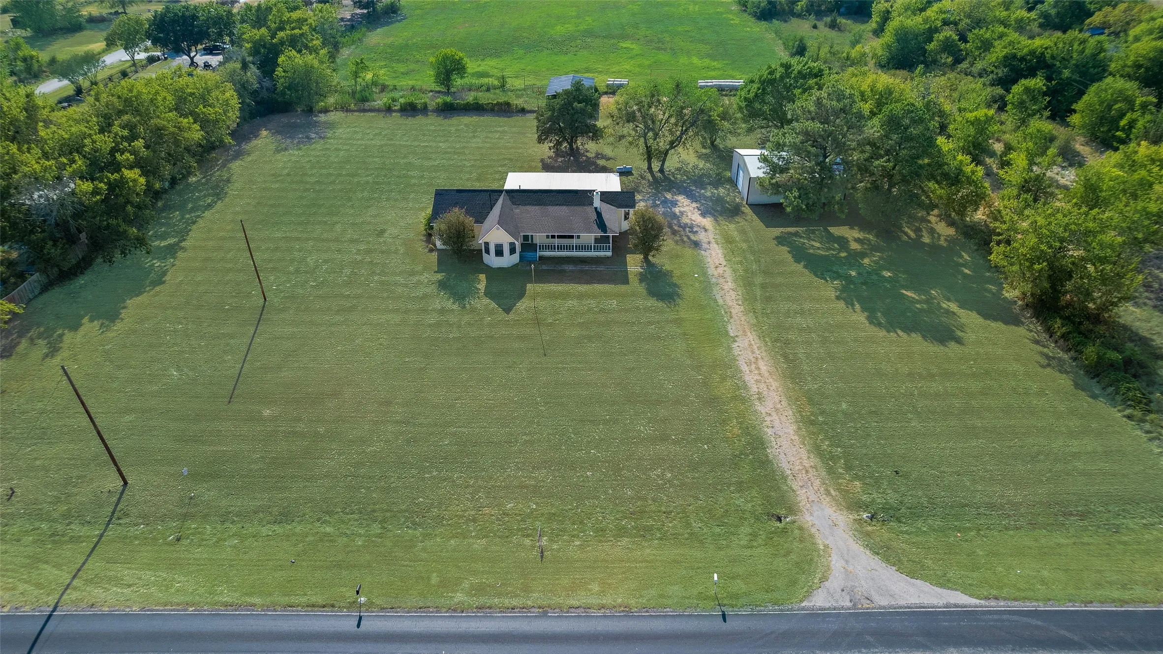 Farm For Sale in Kaufman County , 17450 Fm 2613, Kemp, Texas 75143, 3 Bedroom, 2 Bathroom, Garage spaces, 1,768 Sqft, built in 1992, mls#21364622, Real Estate Agent in Kemp, Homes For Sale in Kaufman county, Homes For Sale in Kemp, Realtor in Kemp Texas, Real Estate Brokerage Independent Realty Texas, Luminita Cordes Realtor