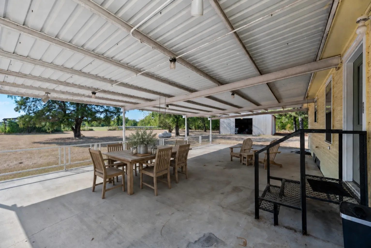 Farm For Sale in Kaufman County , 17450 Fm 2613, Kemp, Texas 75143, 3 Bedroom, 2 Bathroom, Garage spaces, 1,768 Sqft, built in 1992, mls#21364622, Real Estate Agent in Kemp, Homes For Sale in Kaufman county, Homes For Sale in Kemp, Realtor in Kemp Texas, Real Estate Brokerage Independent Realty Texas, Luminita Cordes Realtor