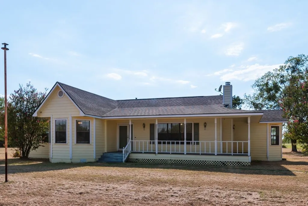 Farm For Sale in Kaufman County , 17450 Fm 2613, Kemp, Texas 75143, 3 Bedroom, 2 Bathroom, Garage spaces, 1,768 Sqft, built in 1992, mls#21364622, Real Estate Agent in Kemp, Homes For Sale in Kaufman county, Homes For Sale in Kemp, Realtor in Kemp Texas, Real Estate Brokerage Independent Realty Texas, Luminita Cordes Realtor
