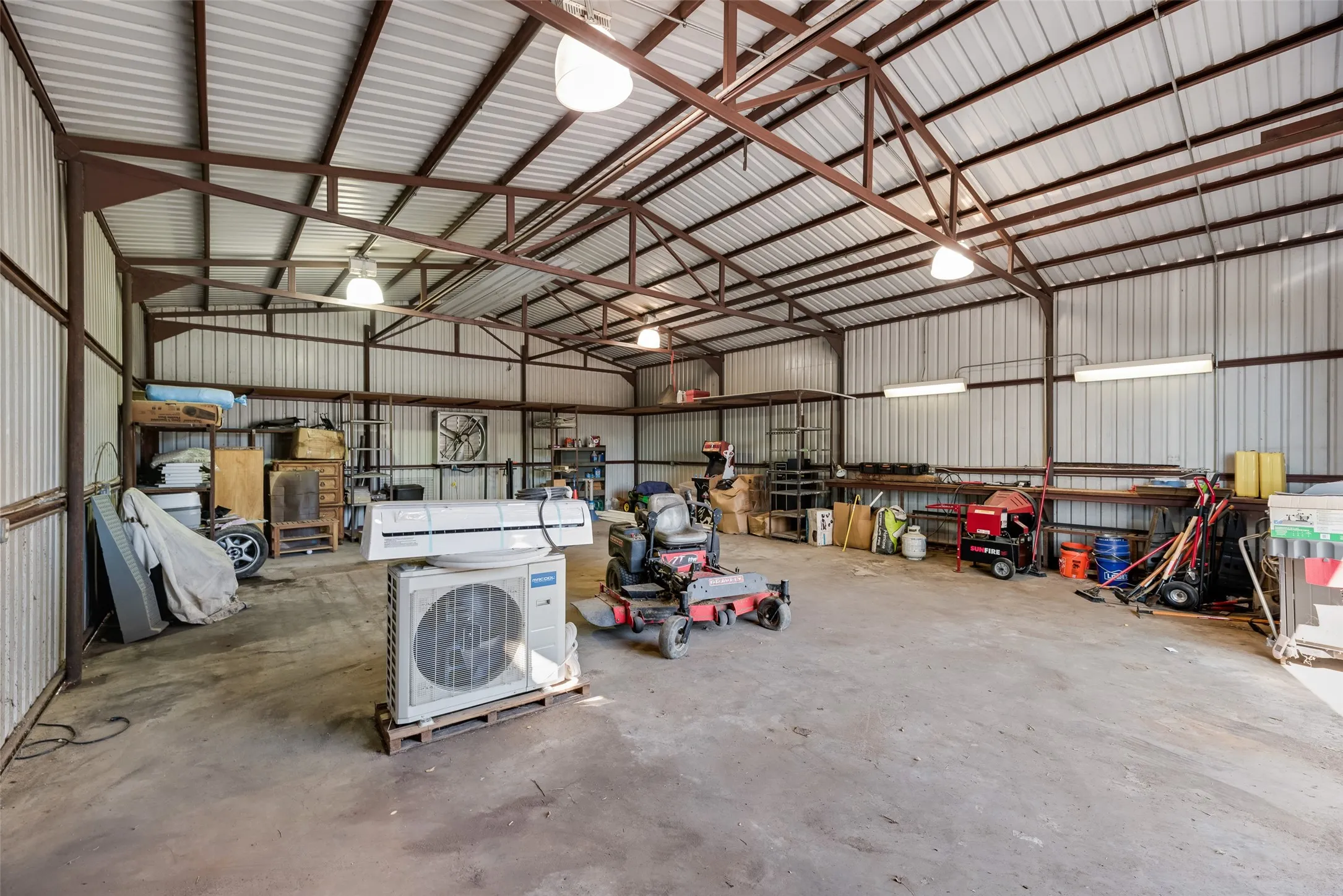 Farm For Sale in Kaufman County , 17450 Fm 2613, Kemp, Texas 75143, 3 Bedroom, 2 Bathroom, Garage spaces, 1,768 Sqft, built in 1992, mls#21364622, Real Estate Agent in Kemp, Homes For Sale in Kaufman county, Homes For Sale in Kemp, Realtor in Kemp Texas, Real Estate Brokerage Independent Realty Texas, Luminita Cordes Realtor