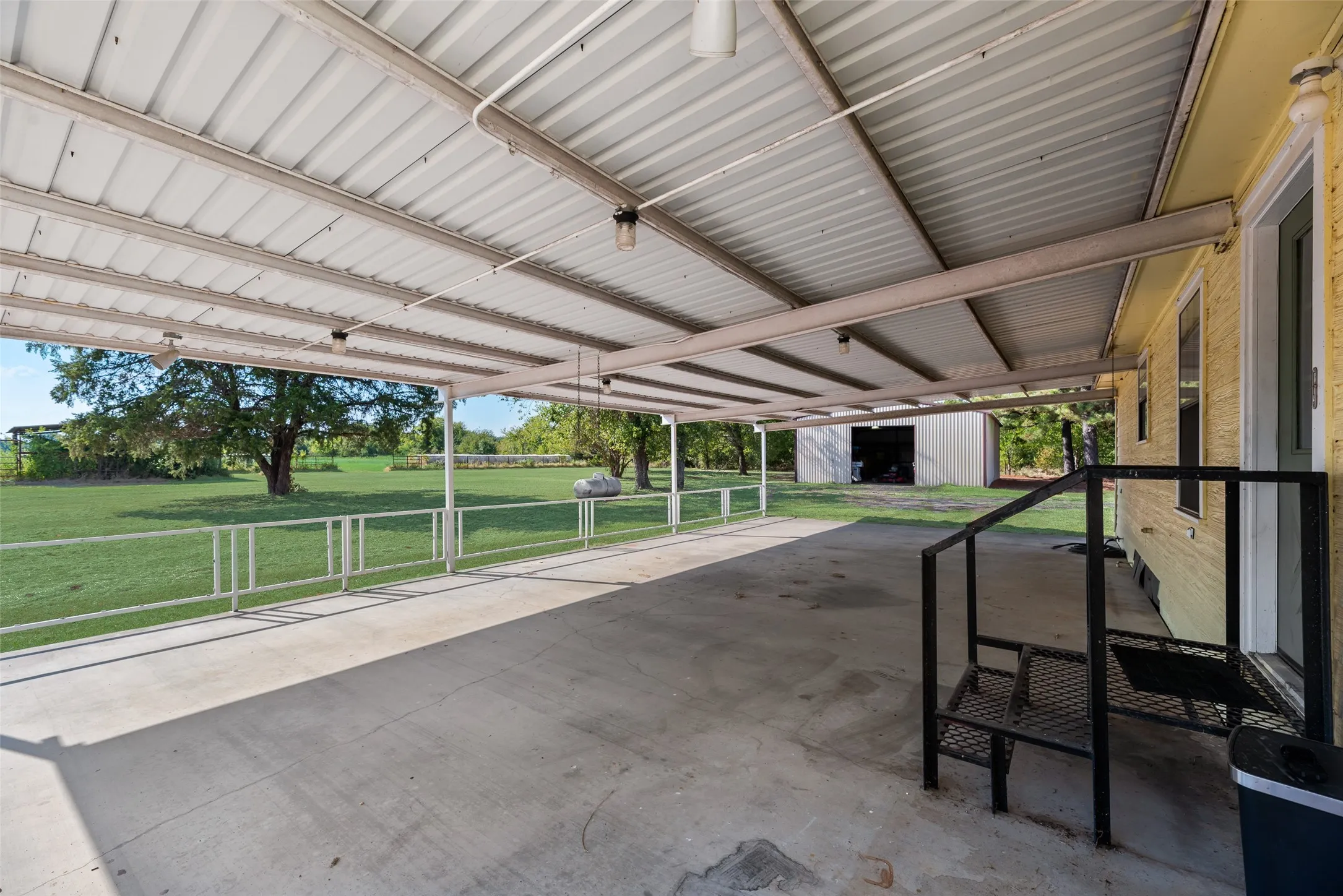 Farm For Sale in Kaufman County , 17450 Fm 2613, Kemp, Texas 75143, 3 Bedroom, 2 Bathroom, Garage spaces, 1,768 Sqft, built in 1992, mls#21364622, Real Estate Agent in Kemp, Homes For Sale in Kaufman county, Homes For Sale in Kemp, Realtor in Kemp Texas, Real Estate Brokerage Independent Realty Texas, Luminita Cordes Realtor