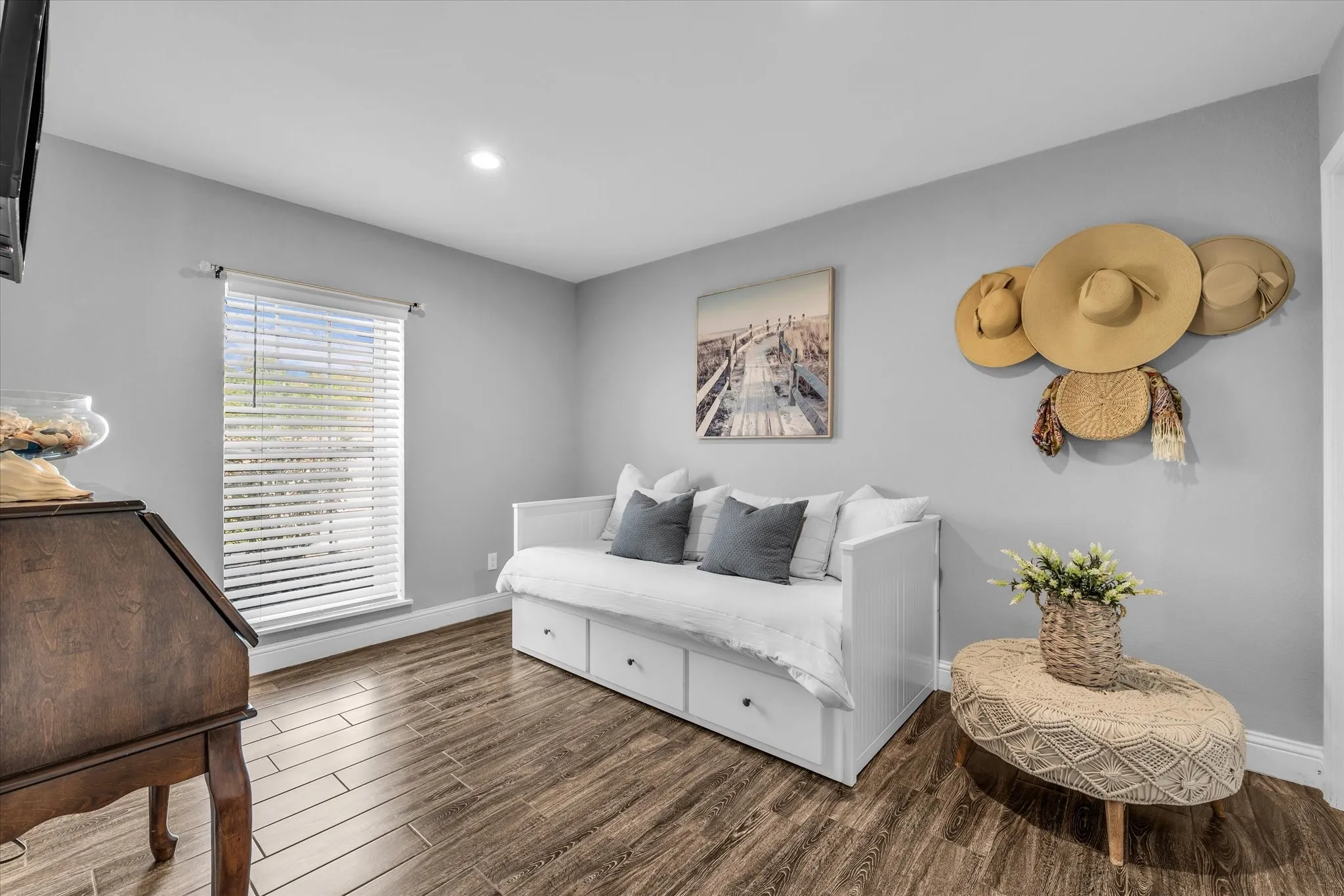 Single Family Residence For Sale in Mc Lennan County , 4175 Eddy Gatesville Parkway, Moody, Texas 76557, 2 Bedroom, 2 Bathroom, 3 Garage spaces, 2,534 Sqft, built in 2019, mls#21373903, Real Estate Agent in Moody, Homes For Sale in Mc Lennan county, Homes For Sale in Moody, Realtor in Moody Texas, Real Estate Brokerage Independent Realty Texas, Luminita Cordes Realtor