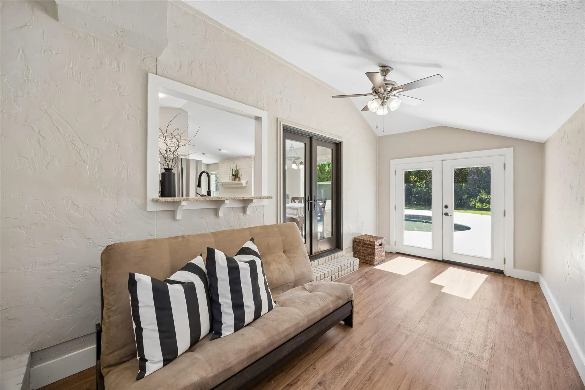 Single Family Residence For Rent in Tarrant County , 1203 Oakwood Trail, Southlake, Texas 76092, 3 Bedroom, 2 Bathroom, 2 Garage spaces, 2,000 Sqft, built in 1975, mls#21375963, Real Estate Agent in Southlake, Homes For Rent in Tarrant county, Homes For Rent in Southlake, Realtor in Southlake Texas, Real Estate Brokerage Independent Realty Texas, Luminita Cordes Realtor