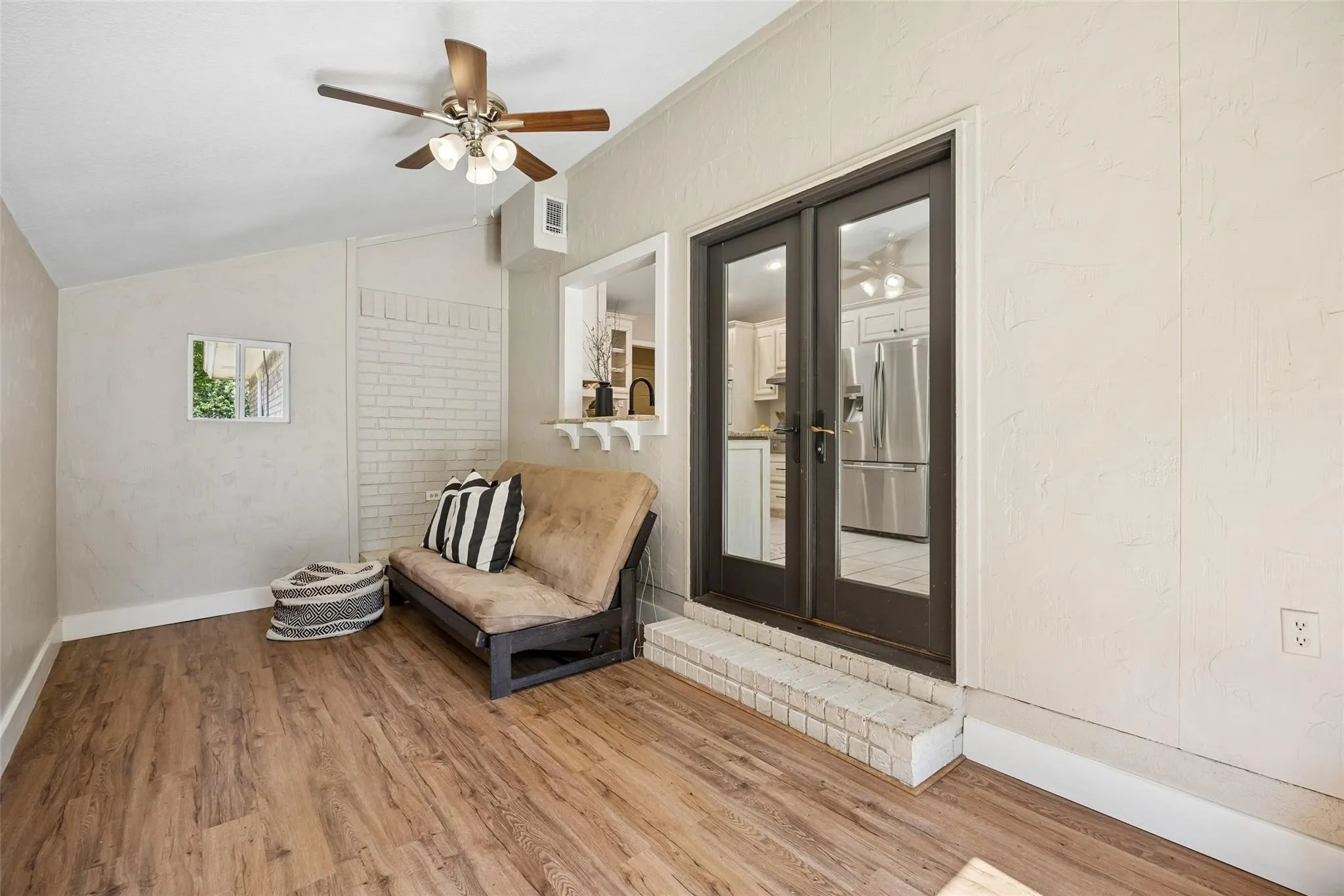 Single Family Residence For Rent in Tarrant County , 1203 Oakwood Trail, Southlake, Texas 76092, 3 Bedroom, 2 Bathroom, 2 Garage spaces, 2,000 Sqft, built in 1975, mls#21375963, Real Estate Agent in Southlake, Homes For Rent in Tarrant county, Homes For Rent in Southlake, Realtor in Southlake Texas, Real Estate Brokerage Independent Realty Texas, Luminita Cordes Realtor