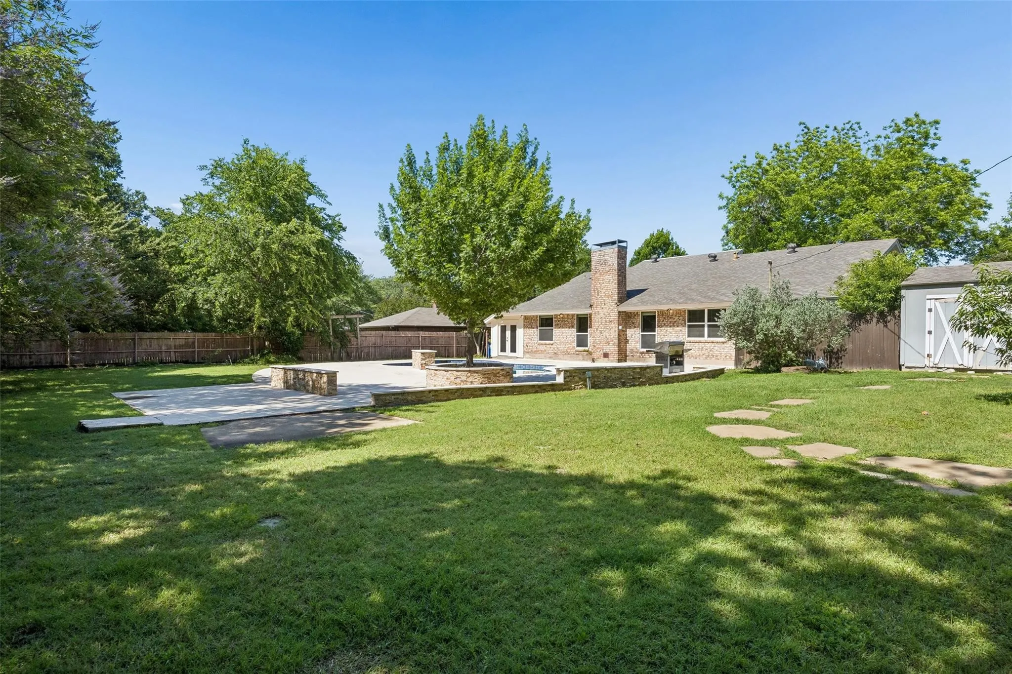 Single Family Residence For Rent in Tarrant County , 1203 Oakwood Trail, Southlake, Texas 76092, 3 Bedroom, 2 Bathroom, 2 Garage spaces, 2,000 Sqft, built in 1975, mls#21375963, Real Estate Agent in Southlake, Homes For Rent in Tarrant county, Homes For Rent in Southlake, Realtor in Southlake Texas, Real Estate Brokerage Independent Realty Texas, Luminita Cordes Realtor