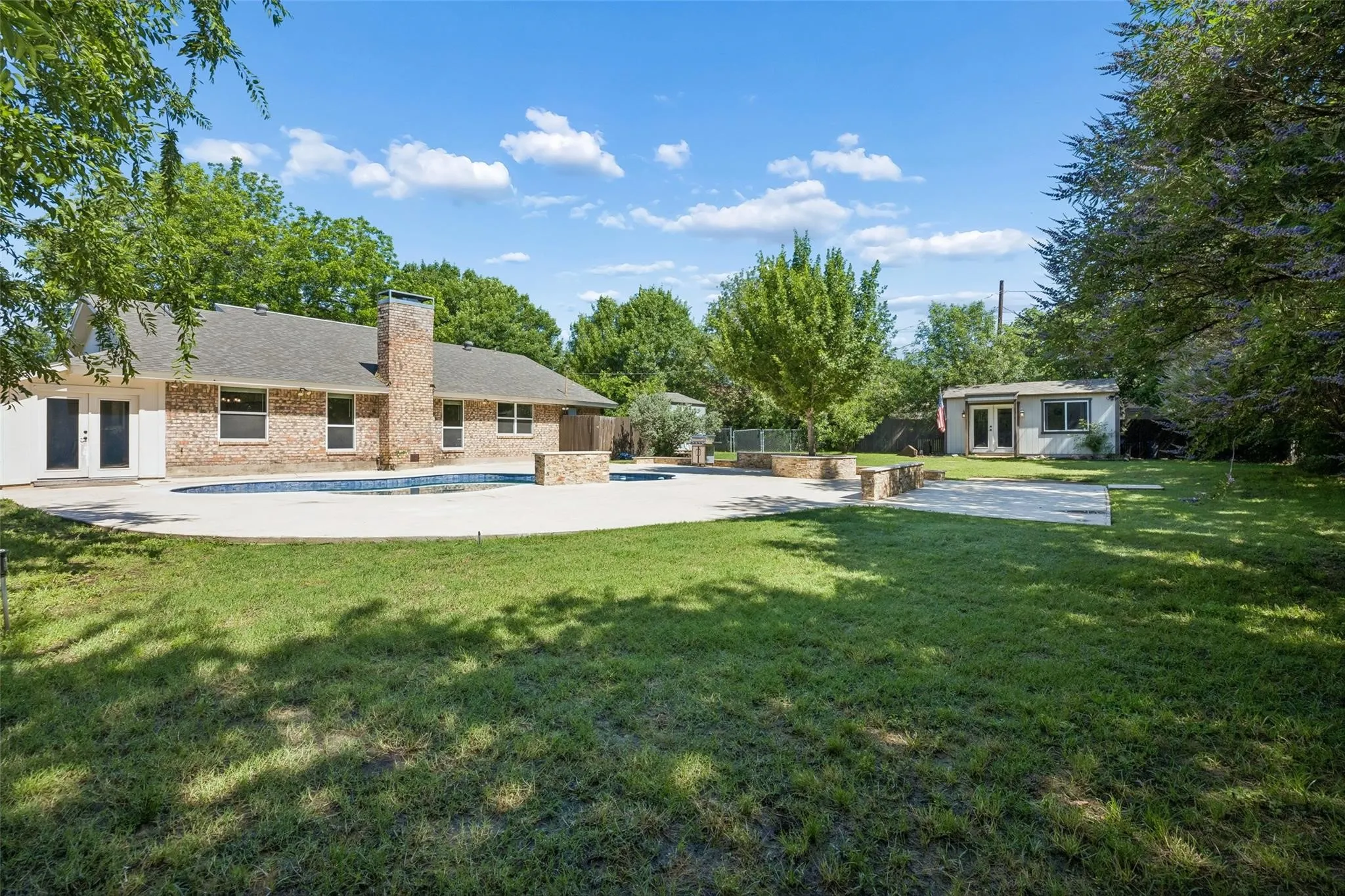 Single Family Residence For Rent in Tarrant County , 1203 Oakwood Trail, Southlake, Texas 76092, 3 Bedroom, 2 Bathroom, 2 Garage spaces, 2,000 Sqft, built in 1975, mls#21375963, Real Estate Agent in Southlake, Homes For Rent in Tarrant county, Homes For Rent in Southlake, Realtor in Southlake Texas, Real Estate Brokerage Independent Realty Texas, Luminita Cordes Realtor