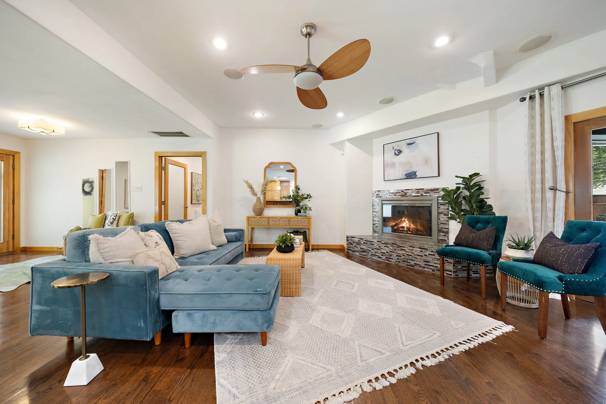 Single Family Residence For Sale in Dallas County , 10412 Silverock Drive, Dallas, Texas 75218, 3 Bedroom, 3 Bathroom, 2 Garage spaces, 2,106 Sqft, built in 1960, mls#21372044, Real Estate Agent in Dallas, Homes For Sale in Dallas county, Homes For Sale in Dallas, Realtor in Dallas Texas, Real Estate Brokerage Independent Realty Texas, Luminita Cordes Realtor