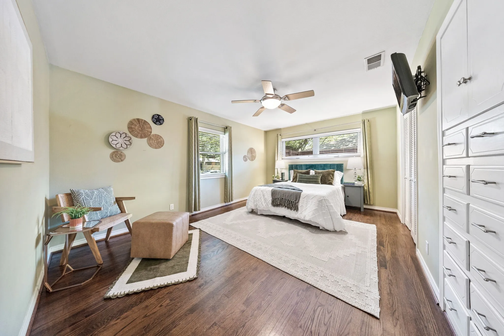 Single Family Residence For Sale in Dallas County , 10412 Silverock Drive, Dallas, Texas 75218, 3 Bedroom, 3 Bathroom, 2 Garage spaces, 2,106 Sqft, built in 1960, mls#21372044, Real Estate Agent in Dallas, Homes For Sale in Dallas county, Homes For Sale in Dallas, Realtor in Dallas Texas, Real Estate Brokerage Independent Realty Texas, Luminita Cordes Realtor