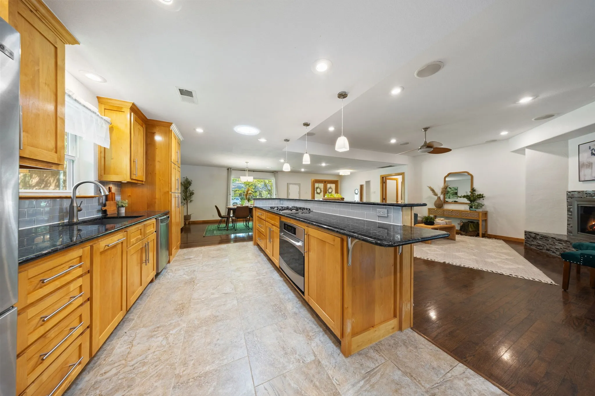 Single Family Residence For Sale in Dallas County , 10412 Silverock Drive, Dallas, Texas 75218, 3 Bedroom, 3 Bathroom, 2 Garage spaces, 2,106 Sqft, built in 1960, mls#21372044, Real Estate Agent in Dallas, Homes For Sale in Dallas county, Homes For Sale in Dallas, Realtor in Dallas Texas, Real Estate Brokerage Independent Realty Texas, Luminita Cordes Realtor