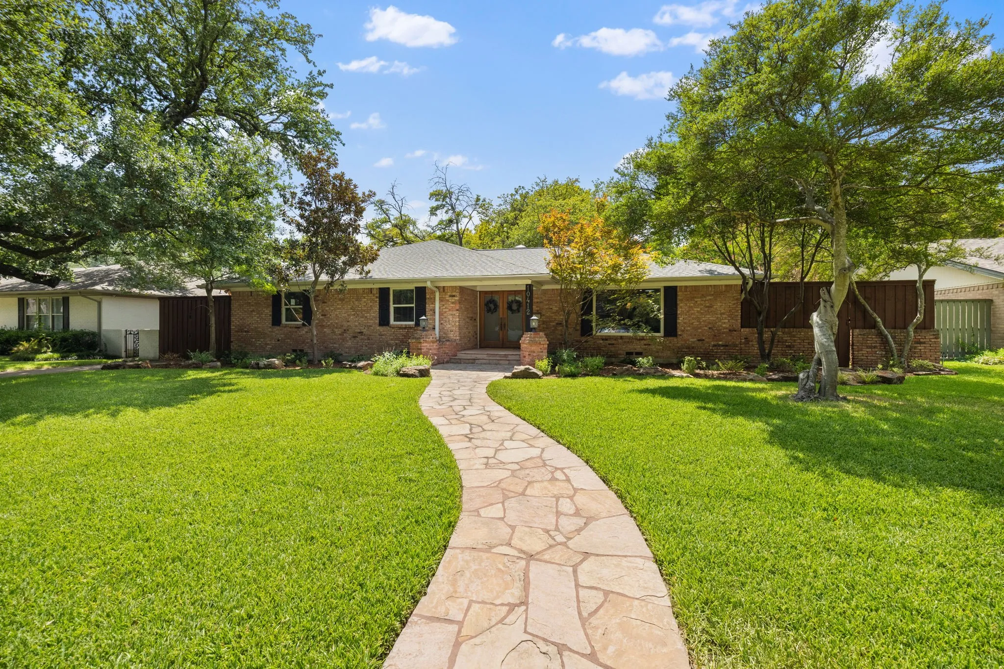 Single Family Residence For Sale in Dallas County , 10412 Silverock Drive, Dallas, Texas 75218, 3 Bedroom, 3 Bathroom, 2 Garage spaces, 2,106 Sqft, built in 1960, mls#21372044, Real Estate Agent in Dallas, Homes For Sale in Dallas county, Homes For Sale in Dallas, Realtor in Dallas Texas, Real Estate Brokerage Independent Realty Texas, Luminita Cordes Realtor