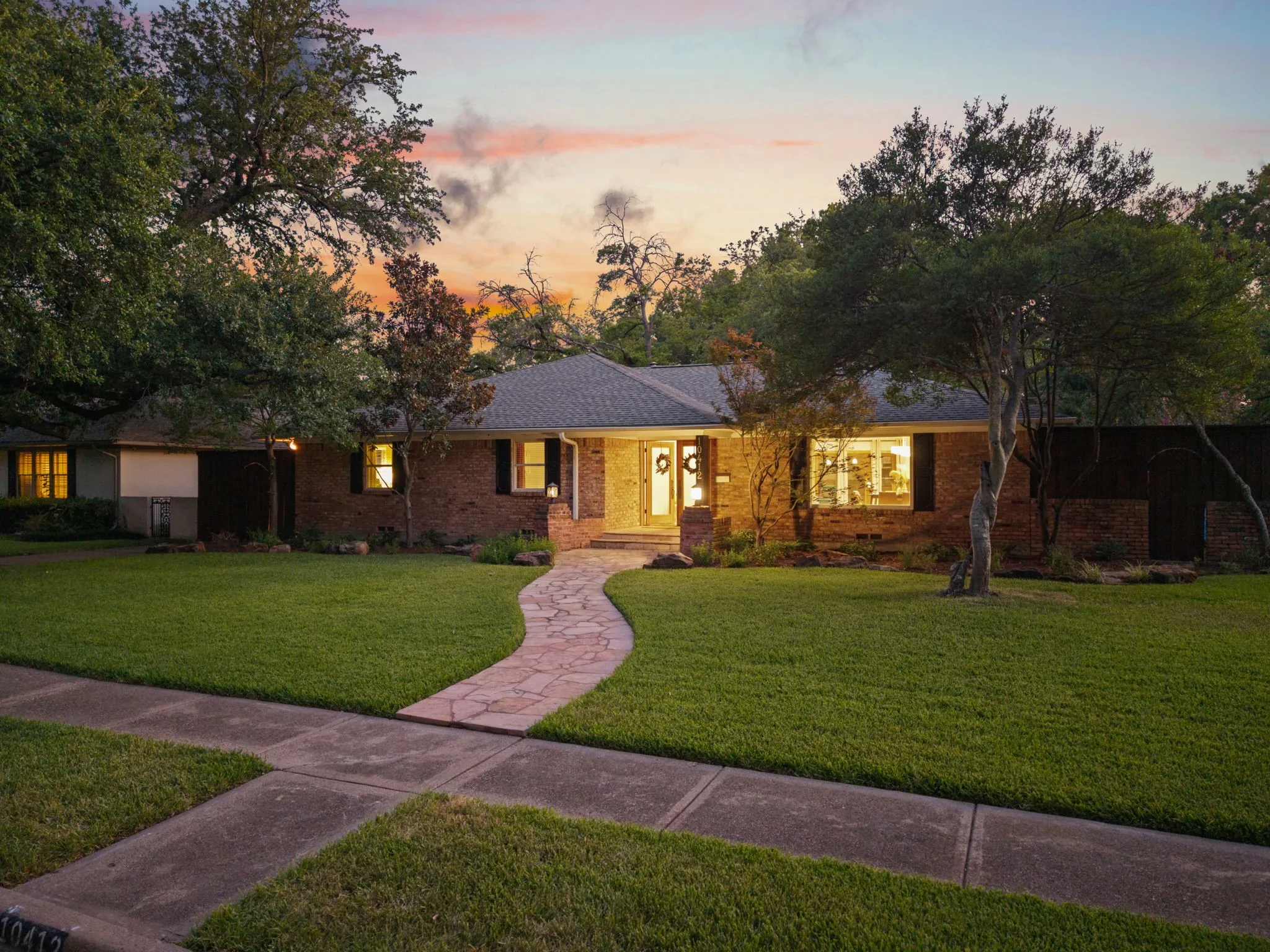Single Family Residence For Sale in Dallas County , 10412 Silverock Drive, Dallas, Texas 75218, 3 Bedroom, 3 Bathroom, 2 Garage spaces, 2,106 Sqft, built in 1960, mls#21372044, Real Estate Agent in Dallas, Homes For Sale in Dallas county, Homes For Sale in Dallas, Realtor in Dallas Texas, Real Estate Brokerage Independent Realty Texas, Luminita Cordes Realtor