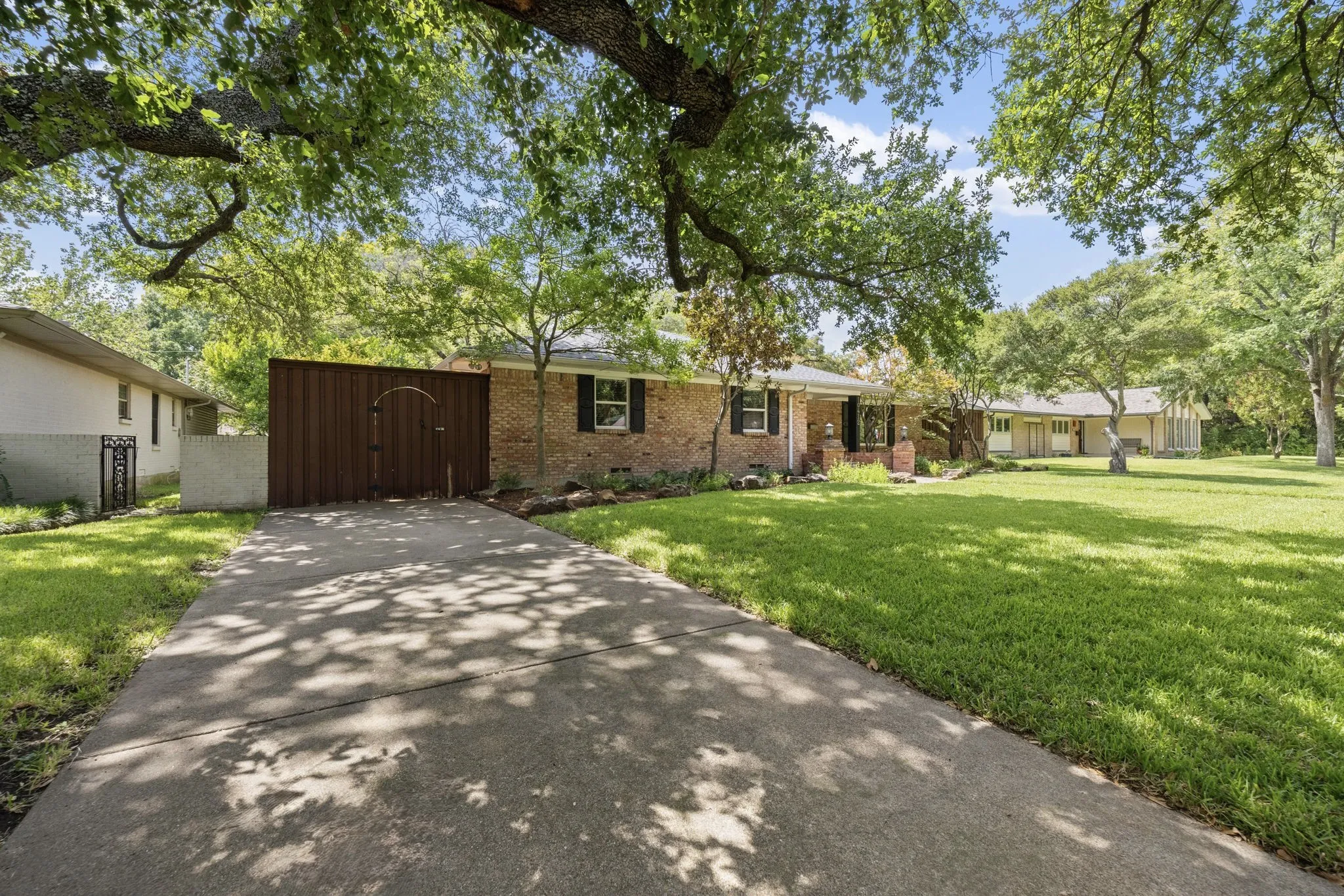Single Family Residence For Sale in Dallas County , 10412 Silverock Drive, Dallas, Texas 75218, 3 Bedroom, 3 Bathroom, 2 Garage spaces, 2,106 Sqft, built in 1960, mls#21372044, Real Estate Agent in Dallas, Homes For Sale in Dallas county, Homes For Sale in Dallas, Realtor in Dallas Texas, Real Estate Brokerage Independent Realty Texas, Luminita Cordes Realtor