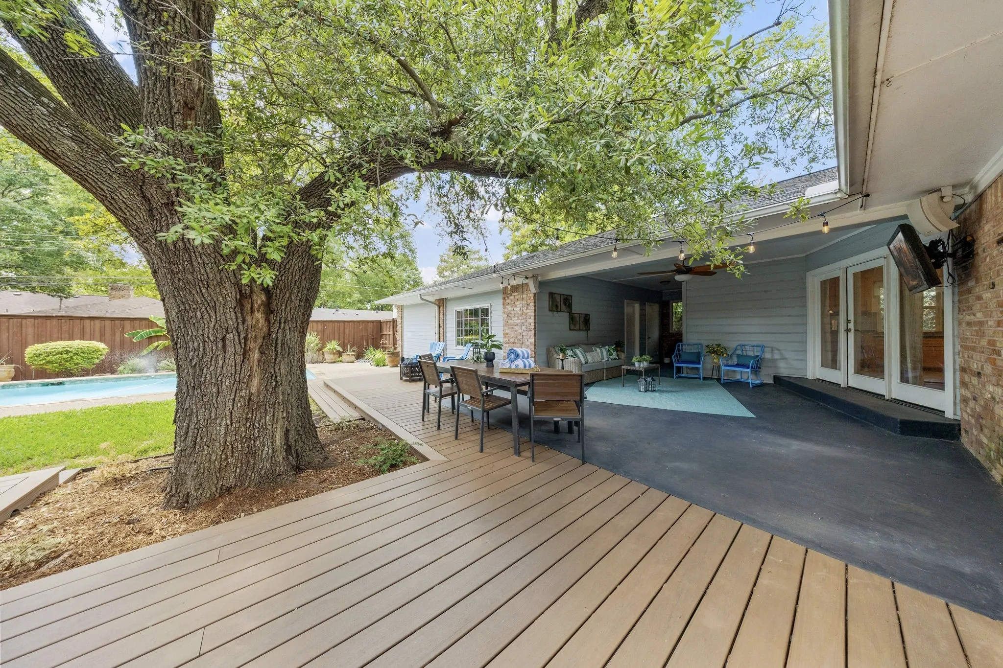 Single Family Residence For Sale in Dallas County , 10412 Silverock Drive, Dallas, Texas 75218, 3 Bedroom, 3 Bathroom, 2 Garage spaces, 2,106 Sqft, built in 1960, mls#21372044, Real Estate Agent in Dallas, Homes For Sale in Dallas county, Homes For Sale in Dallas, Realtor in Dallas Texas, Real Estate Brokerage Independent Realty Texas, Luminita Cordes Realtor