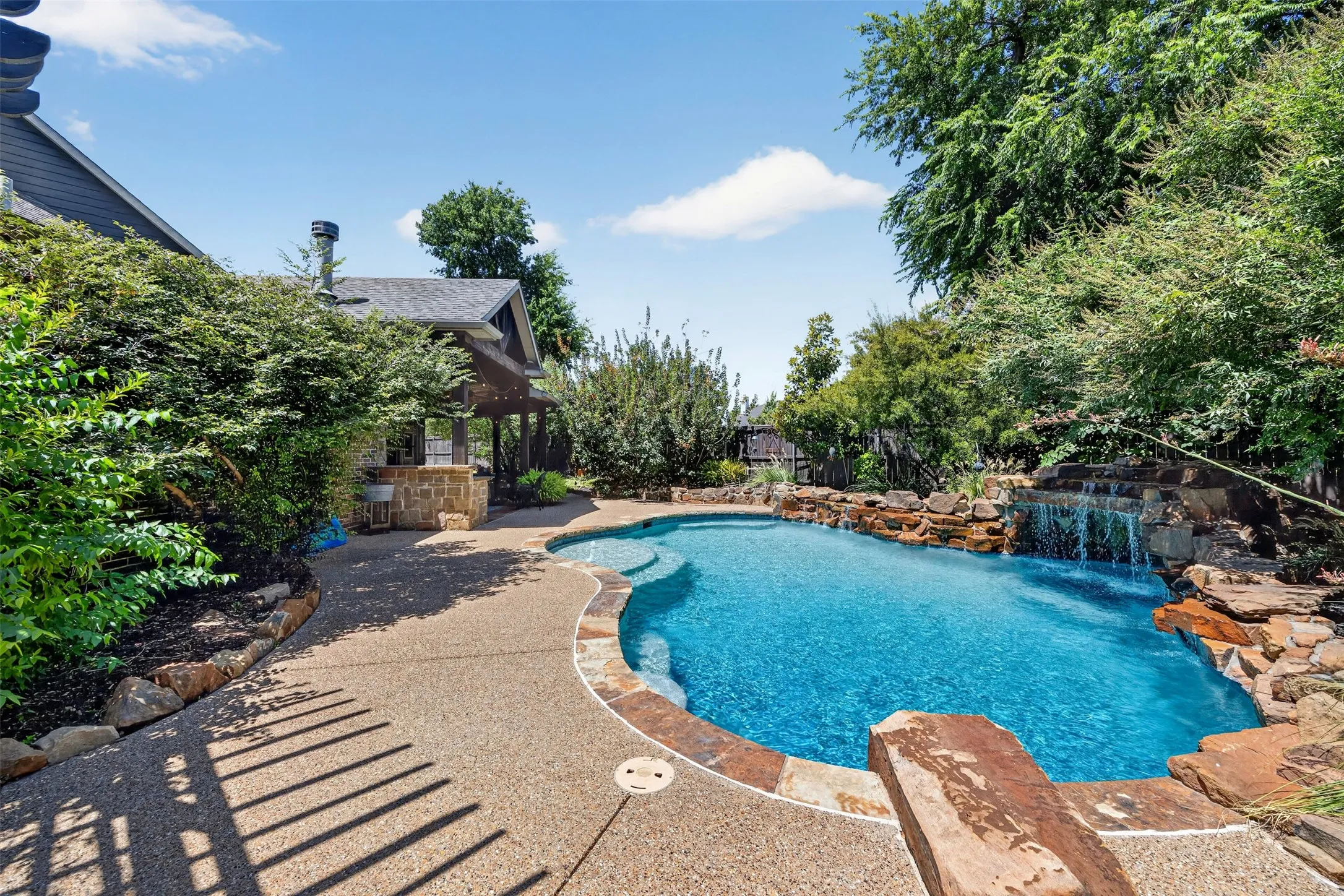 Diving pool with grotto