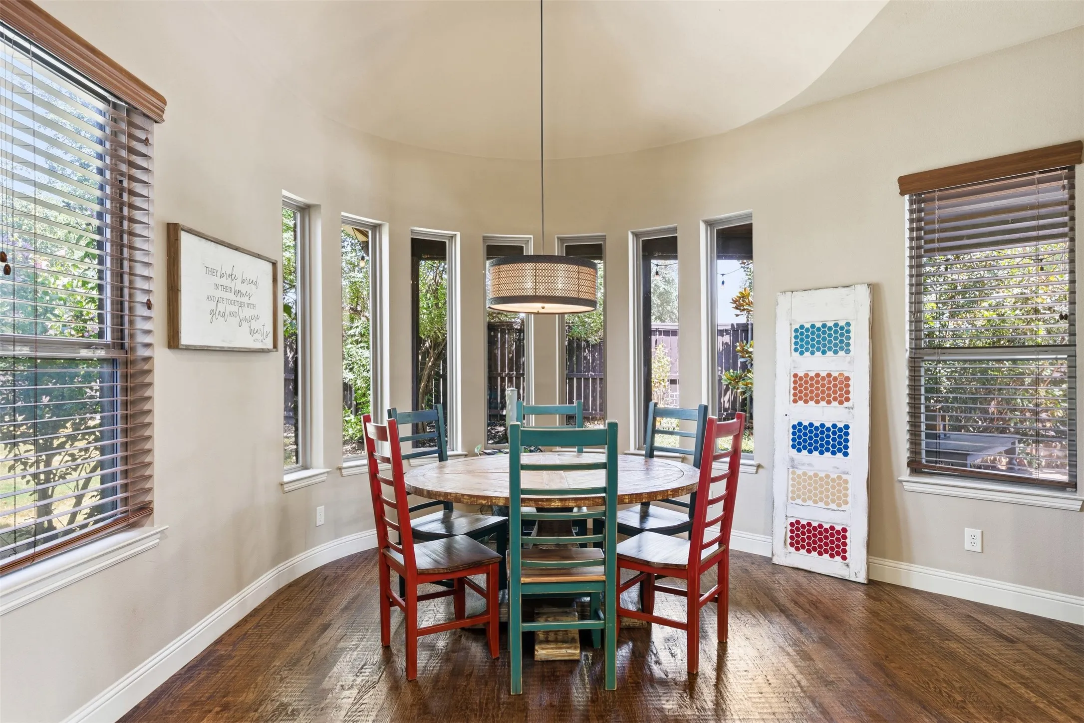 Window wrapped eat in kitchen dining