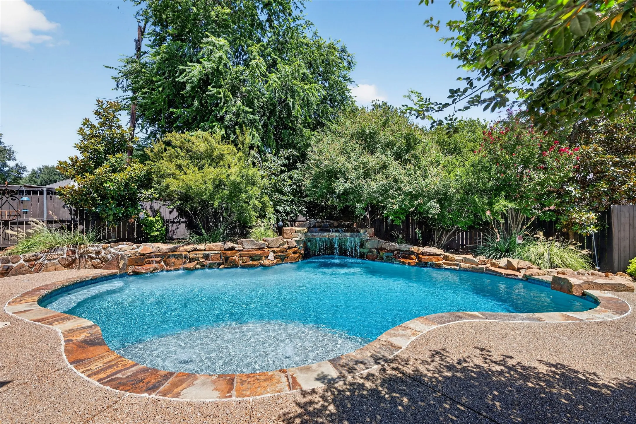 Diving pool with grotto