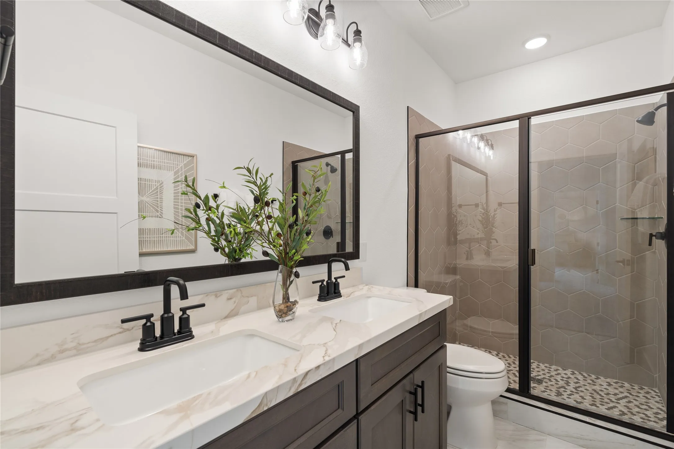 *Model Representation - Spacious secondary bathroom
