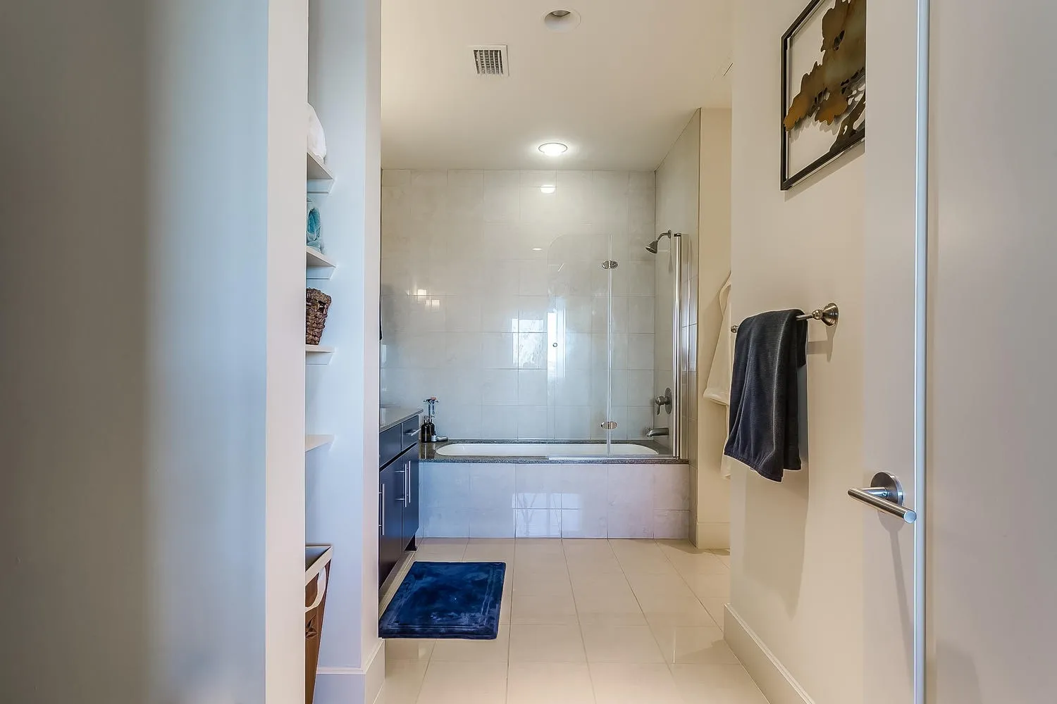 Condominium For Rent in Tarrant County , 3100 W 7th Street 708, Fort Worth, Texas 76107, 1 Bedroom, 1 Bathroom, 1 Garage spaces, 885 Sqft, built in 2009, mls#21375983, Real Estate Agent in Fort Worth, Homes For Rent in Tarrant county, Homes For Rent in Fort Worth, Realtor in Fort Worth Texas, Real Estate Brokerage Independent Realty Texas, Luminita Cordes Realtor