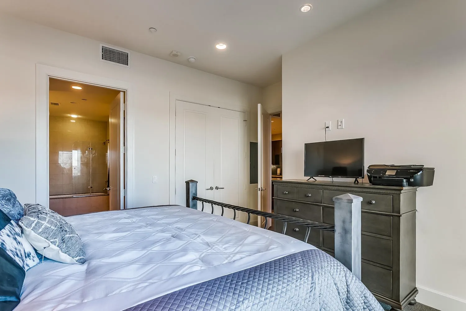Condominium For Rent in Tarrant County , 3100 W 7th Street 708, Fort Worth, Texas 76107, 1 Bedroom, 1 Bathroom, 1 Garage spaces, 885 Sqft, built in 2009, mls#21375983, Real Estate Agent in Fort Worth, Homes For Rent in Tarrant county, Homes For Rent in Fort Worth, Realtor in Fort Worth Texas, Real Estate Brokerage Independent Realty Texas, Luminita Cordes Realtor