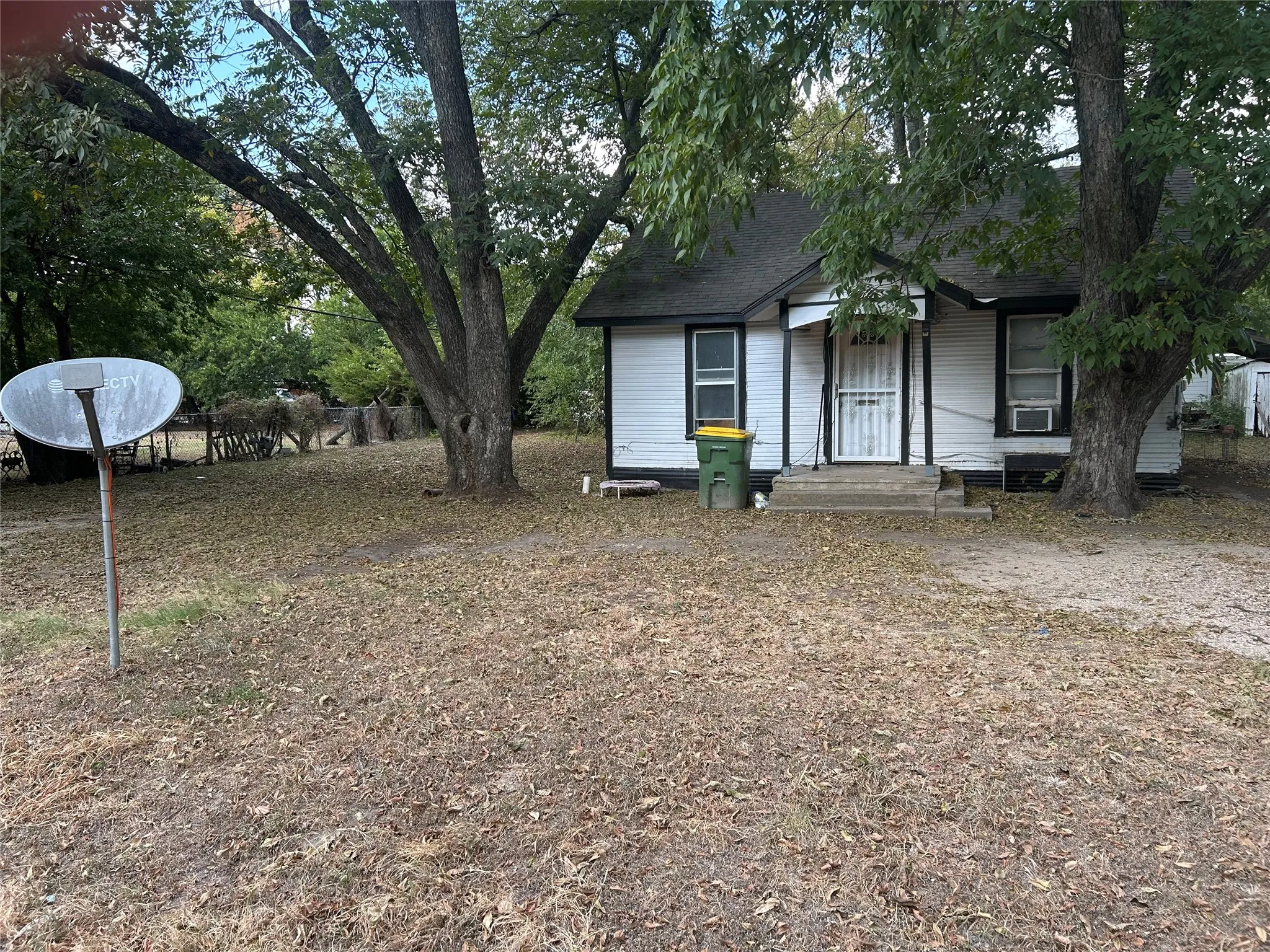 Single Family Residence For Sale in Hill County , 302 Mulberry Avenue, Hubbard, Texas 76648, 2 Bedroom, 1 Bathroom, Garage spaces, 676 Sqft, built in 1930, mls#21375990, Real Estate Agent in Hubbard, Homes For Sale in Hill county, Homes For Sale in Hubbard, Realtor in Hubbard Texas, Real Estate Brokerage Independent Realty Texas, Luminita Cordes Realtor