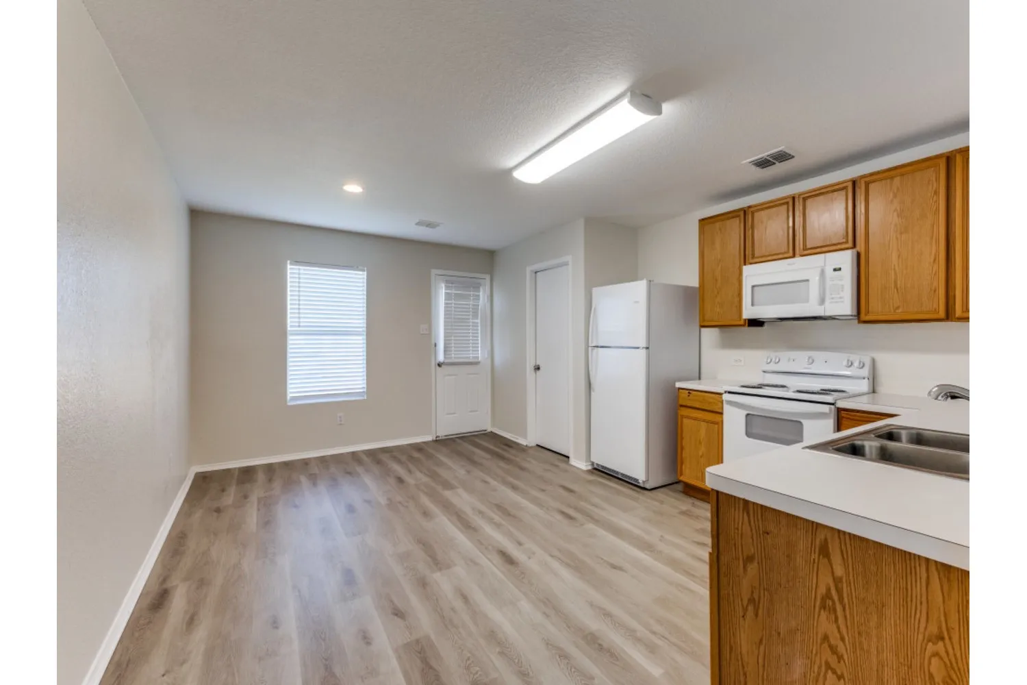 Single Family Residence For Rent in Tarrant County , 1609 Castle Ridge Road, Fort Worth, Texas 76140, 4 Bedroom, 2 Bathroom, 2 Garage spaces, 1,764 Sqft, built in 2006, mls#21375973, Real Estate Agent in Fort Worth, Homes For Rent in Tarrant county, Homes For Rent in Fort Worth, Realtor in Fort Worth Texas, Real Estate Brokerage Independent Realty Texas, Luminita Cordes Realtor
