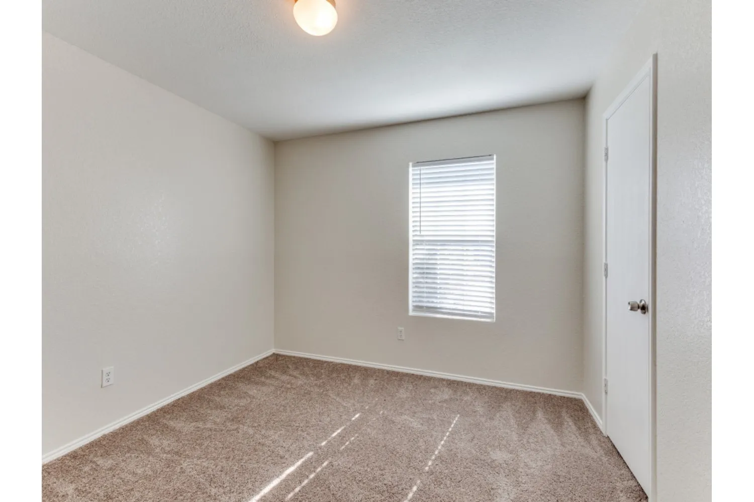 Single Family Residence For Rent in Tarrant County , 1609 Castle Ridge Road, Fort Worth, Texas 76140, 4 Bedroom, 2 Bathroom, 2 Garage spaces, 1,764 Sqft, built in 2006, mls#21375973, Real Estate Agent in Fort Worth, Homes For Rent in Tarrant county, Homes For Rent in Fort Worth, Realtor in Fort Worth Texas, Real Estate Brokerage Independent Realty Texas, Luminita Cordes Realtor