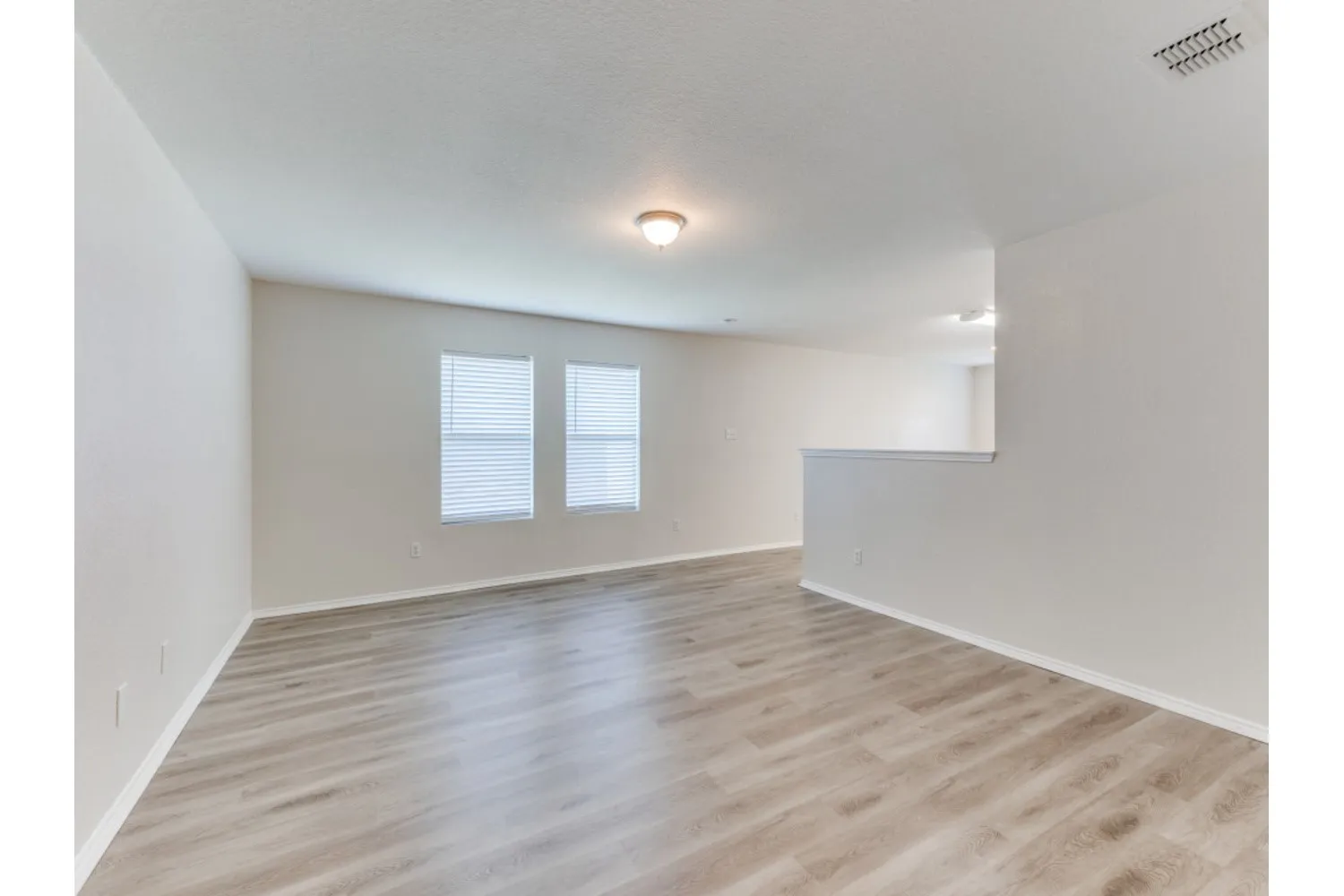 Single Family Residence For Rent in Tarrant County , 1609 Castle Ridge Road, Fort Worth, Texas 76140, 4 Bedroom, 2 Bathroom, 2 Garage spaces, 1,764 Sqft, built in 2006, mls#21375973, Real Estate Agent in Fort Worth, Homes For Rent in Tarrant county, Homes For Rent in Fort Worth, Realtor in Fort Worth Texas, Real Estate Brokerage Independent Realty Texas, Luminita Cordes Realtor