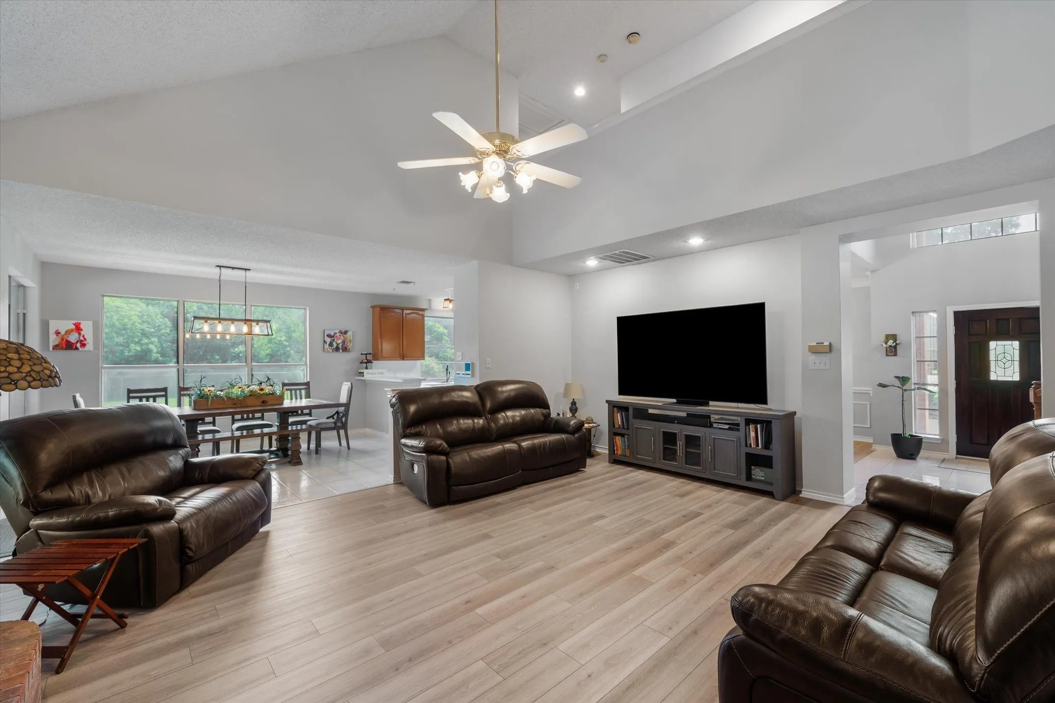 Single Family Residence For Sale in Dallas County , 2113 Blackfoot Trail, Mesquite, Texas 75149, 4 Bedroom, 3 Bathroom, 2 Garage spaces, 2,925 Sqft, built in 1992, mls#21375351, Real Estate Agent in Mesquite, Homes For Sale in Dallas county, Homes For Sale in Mesquite, Realtor in Mesquite Texas, Real Estate Brokerage Independent Realty Texas, Luminita Cordes Realtor
