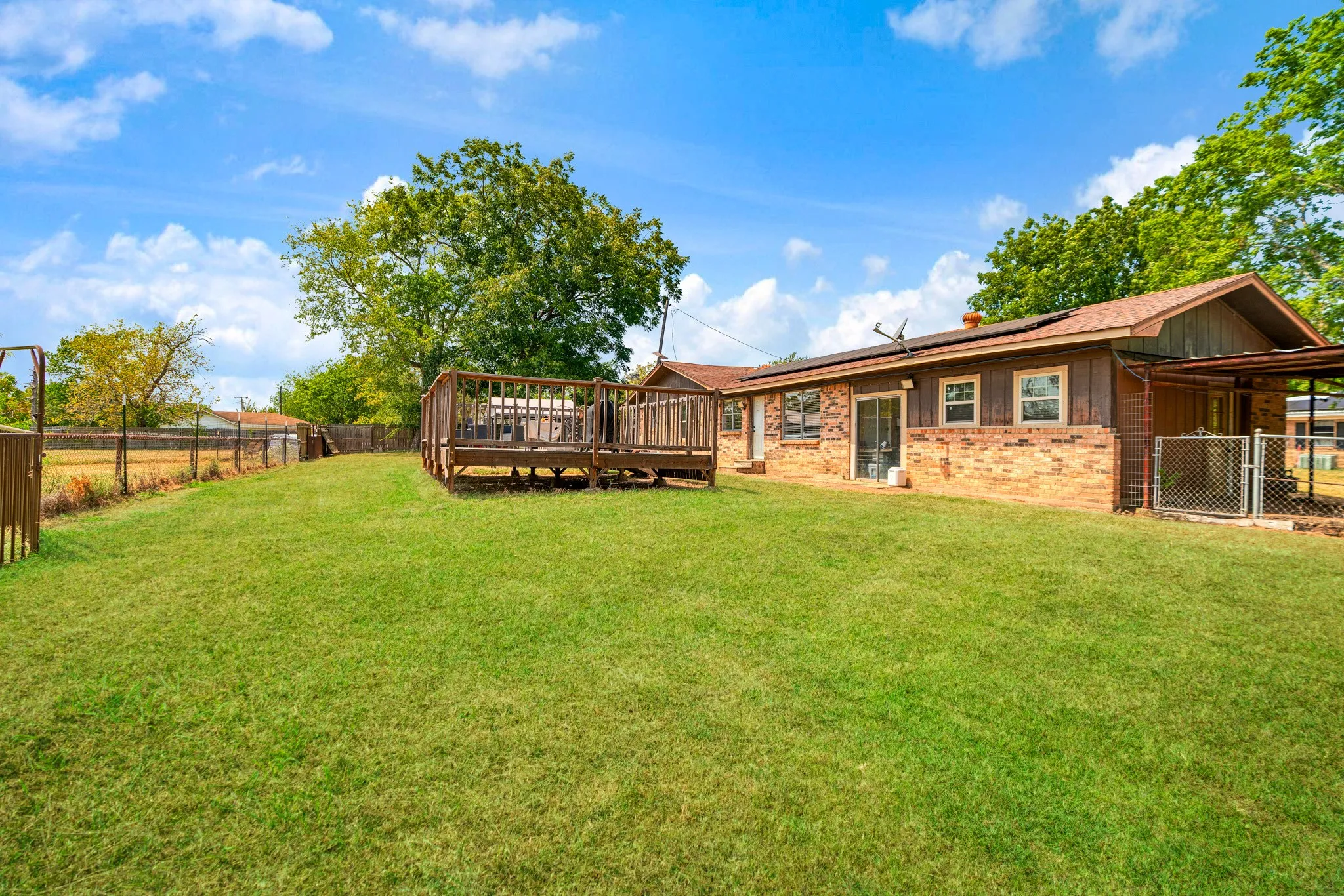 Single Family Residence For Sale in Titus County , 107 Short Street, Talco, Texas 75487, 3 Bedroom, 2 Bathroom, 1 Garage spaces, 1,644 Sqft, built in 1962, mls#21376001, Real Estate Agent in Talco, Homes For Sale in Titus county, Homes For Sale in Talco, Realtor in Talco Texas, Real Estate Brokerage Independent Realty Texas, Luminita Cordes Realtor