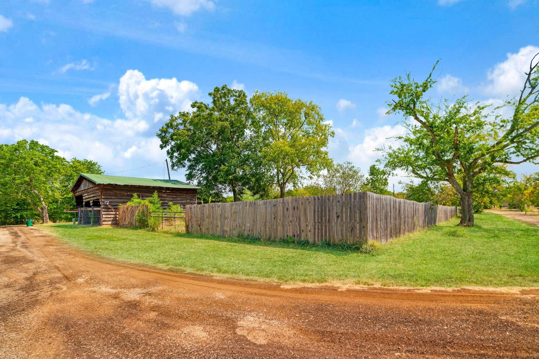 Single Family Residence For Sale in Titus County , 107 Short Street, Talco, Texas 75487, 3 Bedroom, 2 Bathroom, 1 Garage spaces, 1,644 Sqft, built in 1962, mls#21376001, Real Estate Agent in Talco, Homes For Sale in Titus county, Homes For Sale in Talco, Realtor in Talco Texas, Real Estate Brokerage Independent Realty Texas, Luminita Cordes Realtor