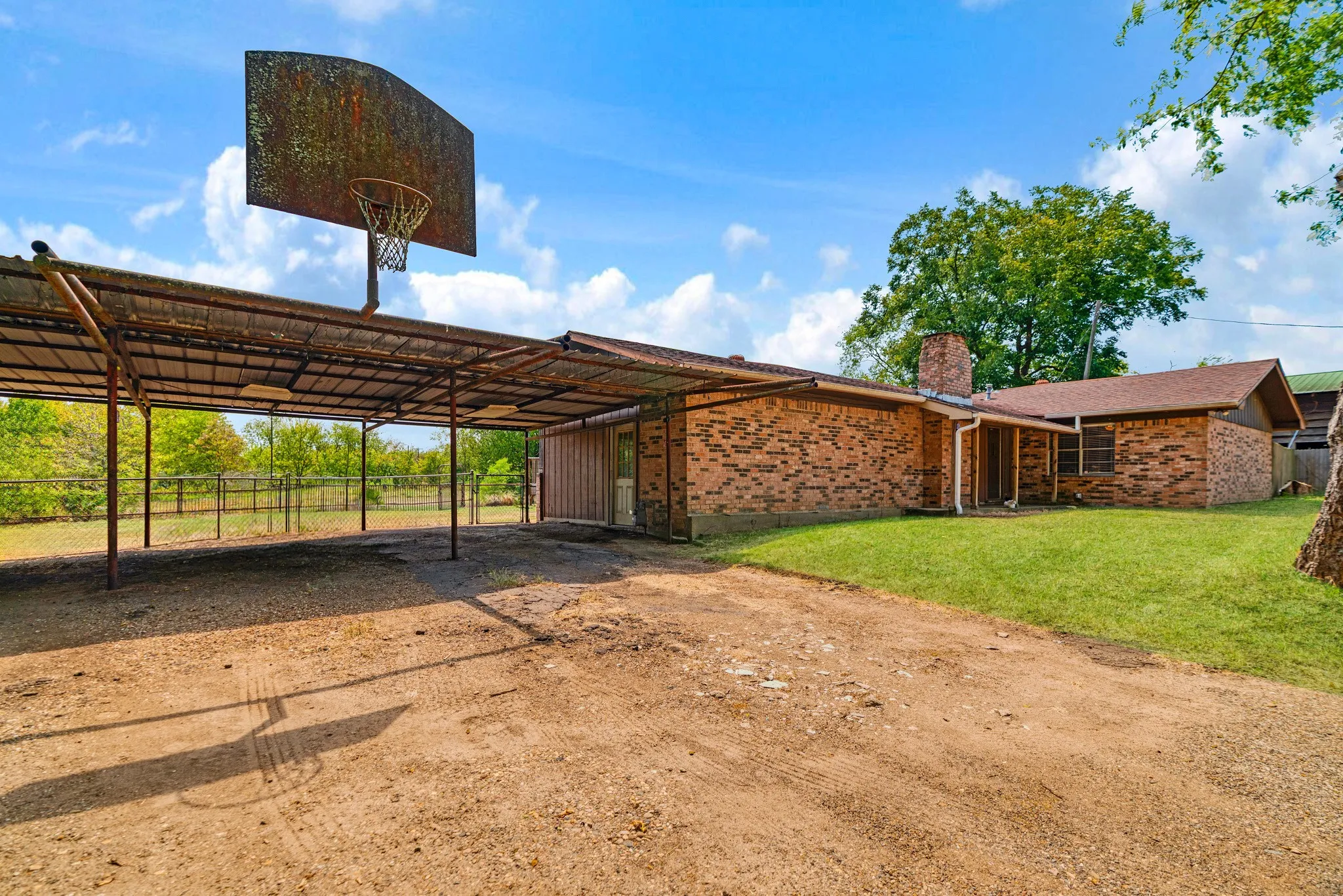 Single Family Residence For Sale in Titus County , 107 Short Street, Talco, Texas 75487, 3 Bedroom, 2 Bathroom, 1 Garage spaces, 1,644 Sqft, built in 1962, mls#21376001, Real Estate Agent in Talco, Homes For Sale in Titus county, Homes For Sale in Talco, Realtor in Talco Texas, Real Estate Brokerage Independent Realty Texas, Luminita Cordes Realtor