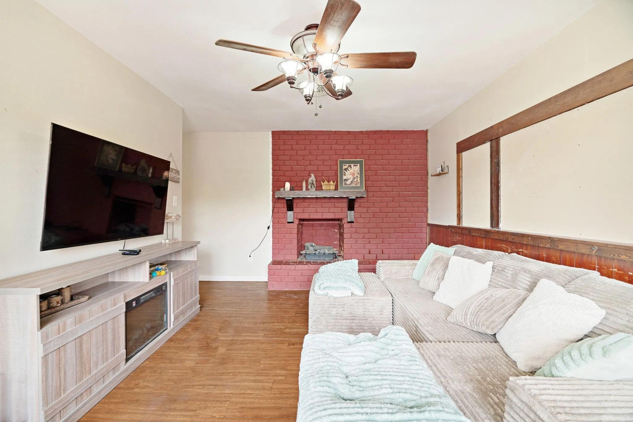 Single Family Residence For Sale in Titus County , 107 Short Street, Talco, Texas 75487, 3 Bedroom, 2 Bathroom, 1 Garage spaces, 1,644 Sqft, built in 1962, mls#21376001, Real Estate Agent in Talco, Homes For Sale in Titus county, Homes For Sale in Talco, Realtor in Talco Texas, Real Estate Brokerage Independent Realty Texas, Luminita Cordes Realtor