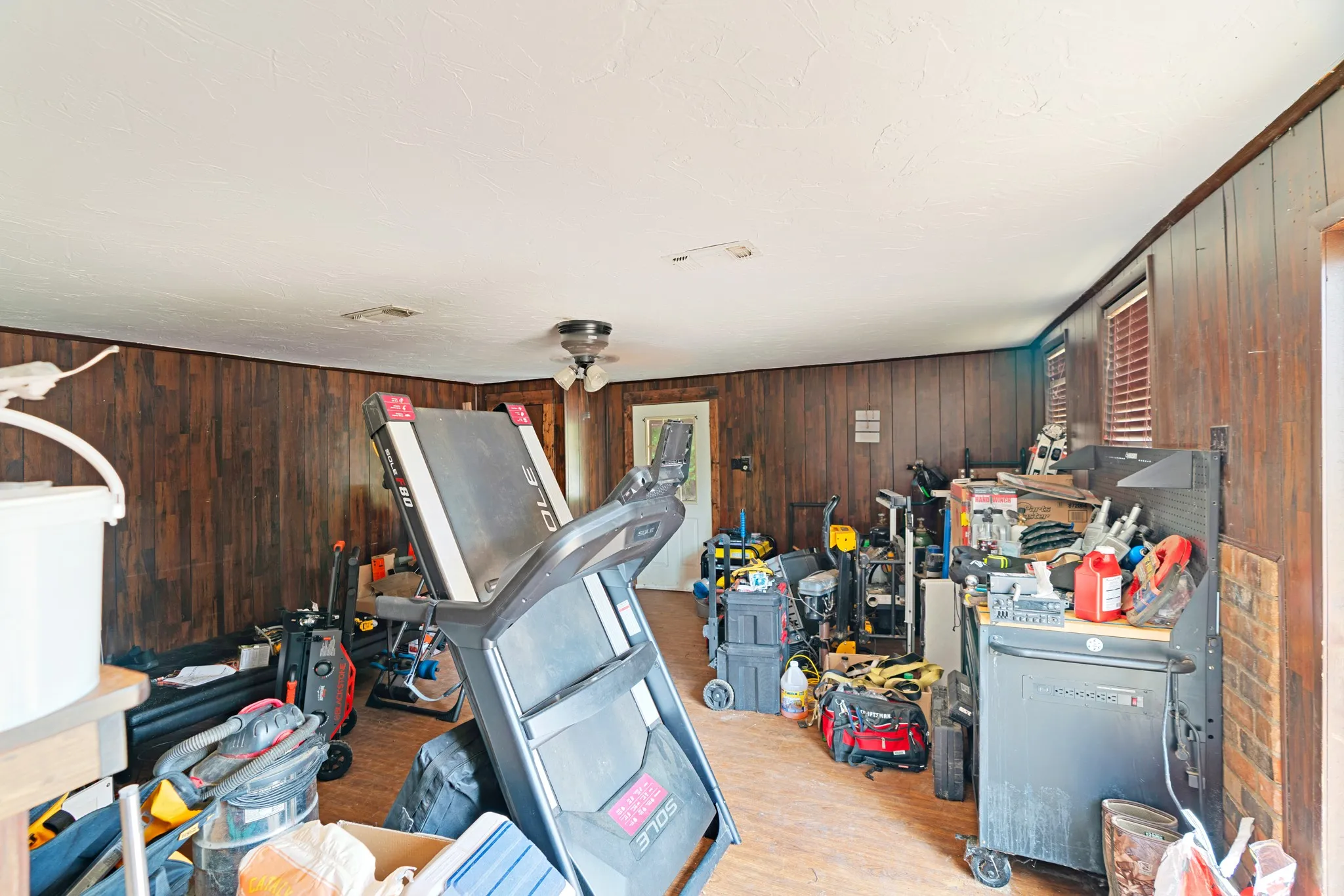 Single Family Residence For Sale in Titus County , 107 Short Street, Talco, Texas 75487, 3 Bedroom, 2 Bathroom, 1 Garage spaces, 1,644 Sqft, built in 1962, mls#21376001, Real Estate Agent in Talco, Homes For Sale in Titus county, Homes For Sale in Talco, Realtor in Talco Texas, Real Estate Brokerage Independent Realty Texas, Luminita Cordes Realtor