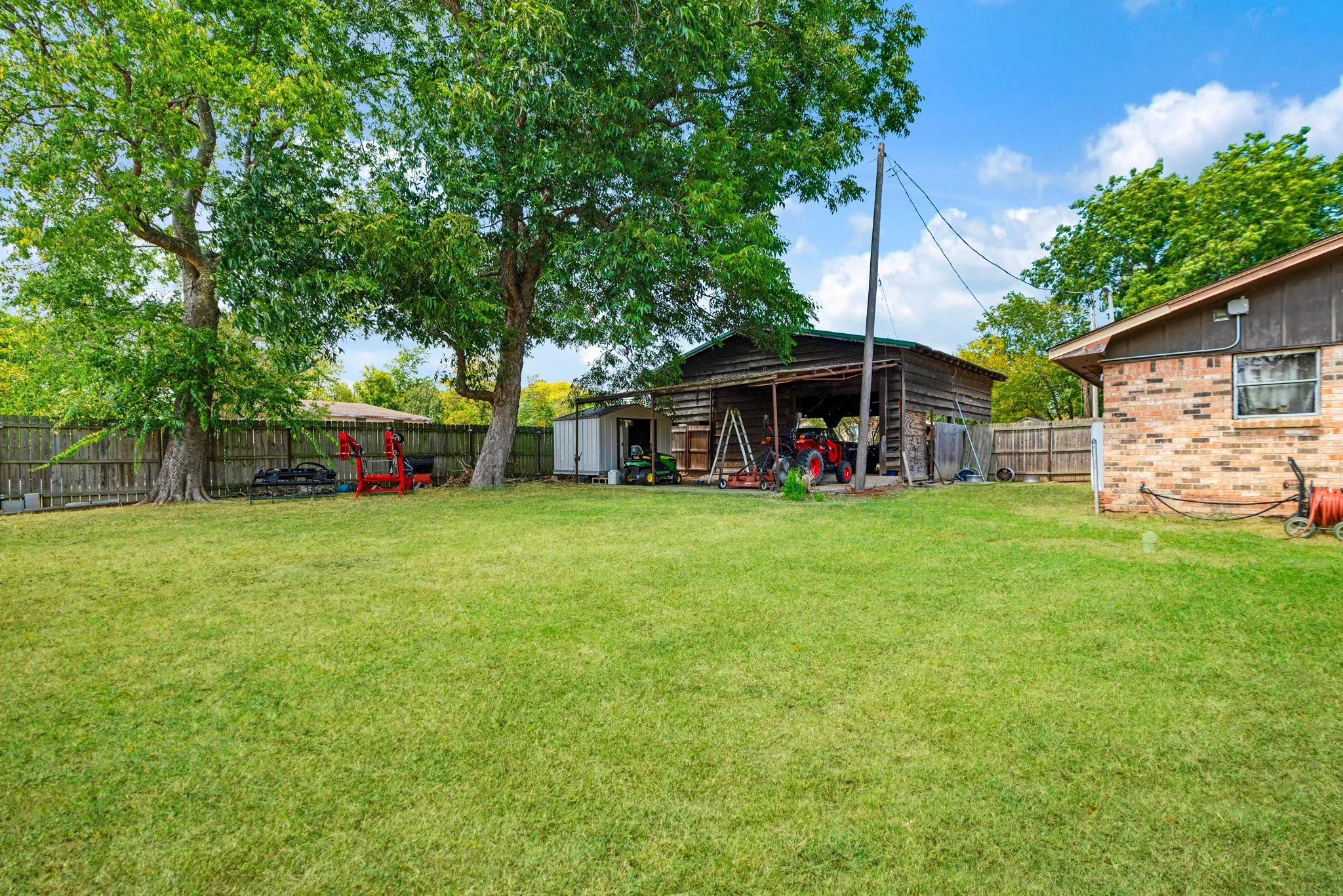 Single Family Residence For Sale in Titus County , 107 Short Street, Talco, Texas 75487, 3 Bedroom, 2 Bathroom, 1 Garage spaces, 1,644 Sqft, built in 1962, mls#21376001, Real Estate Agent in Talco, Homes For Sale in Titus county, Homes For Sale in Talco, Realtor in Talco Texas, Real Estate Brokerage Independent Realty Texas, Luminita Cordes Realtor