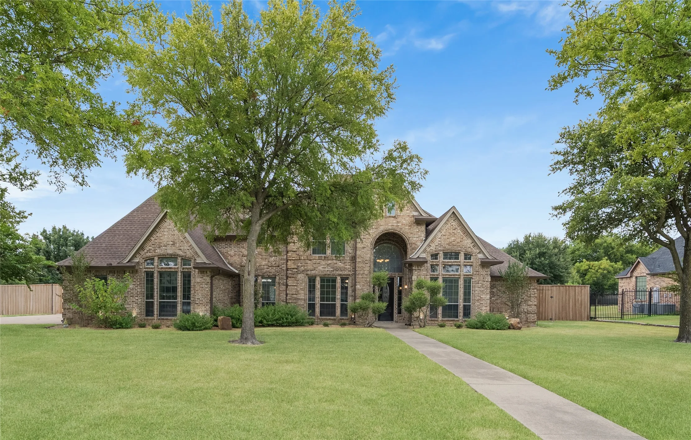 Single Family Residence For Sale in Ellis County , 8630 Glenloch Drive, Red Oak, Texas 75154, 4 Bedroom, 5 Bathroom, 3 Garage spaces, 3,734 Sqft, built in 2003, mls#21359860, Real Estate Agent in Red Oak, Homes For Sale in Ellis county, Homes For Sale in Red Oak, Realtor in Red Oak Texas, Real Estate Brokerage Independent Realty Texas, Luminita Cordes Realtor