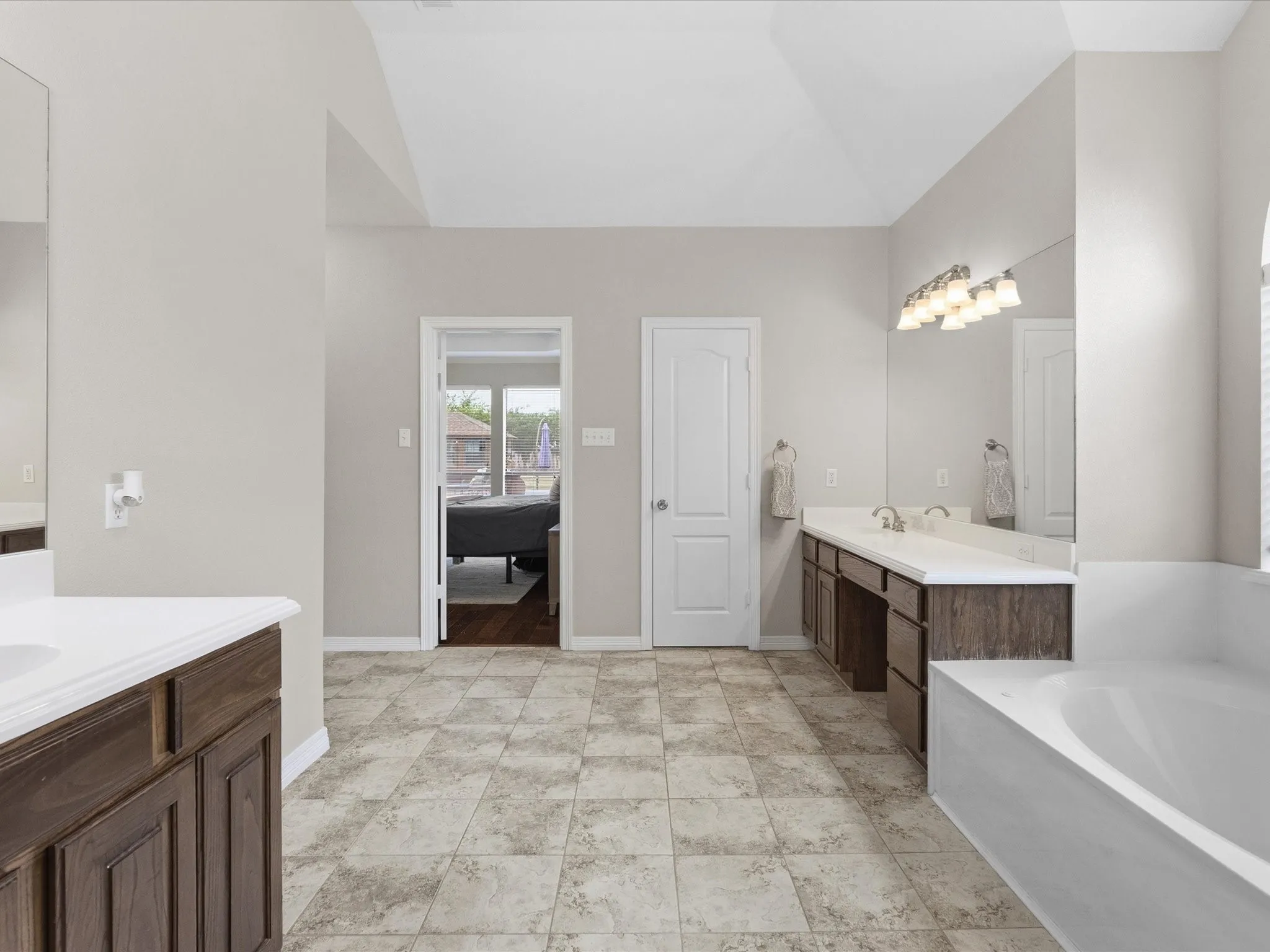 Single Family Residence For Sale in Ellis County , 8630 Glenloch Drive, Red Oak, Texas 75154, 4 Bedroom, 5 Bathroom, 3 Garage spaces, 3,734 Sqft, built in 2003, mls#21359860, Real Estate Agent in Red Oak, Homes For Sale in Ellis county, Homes For Sale in Red Oak, Realtor in Red Oak Texas, Real Estate Brokerage Independent Realty Texas, Luminita Cordes Realtor