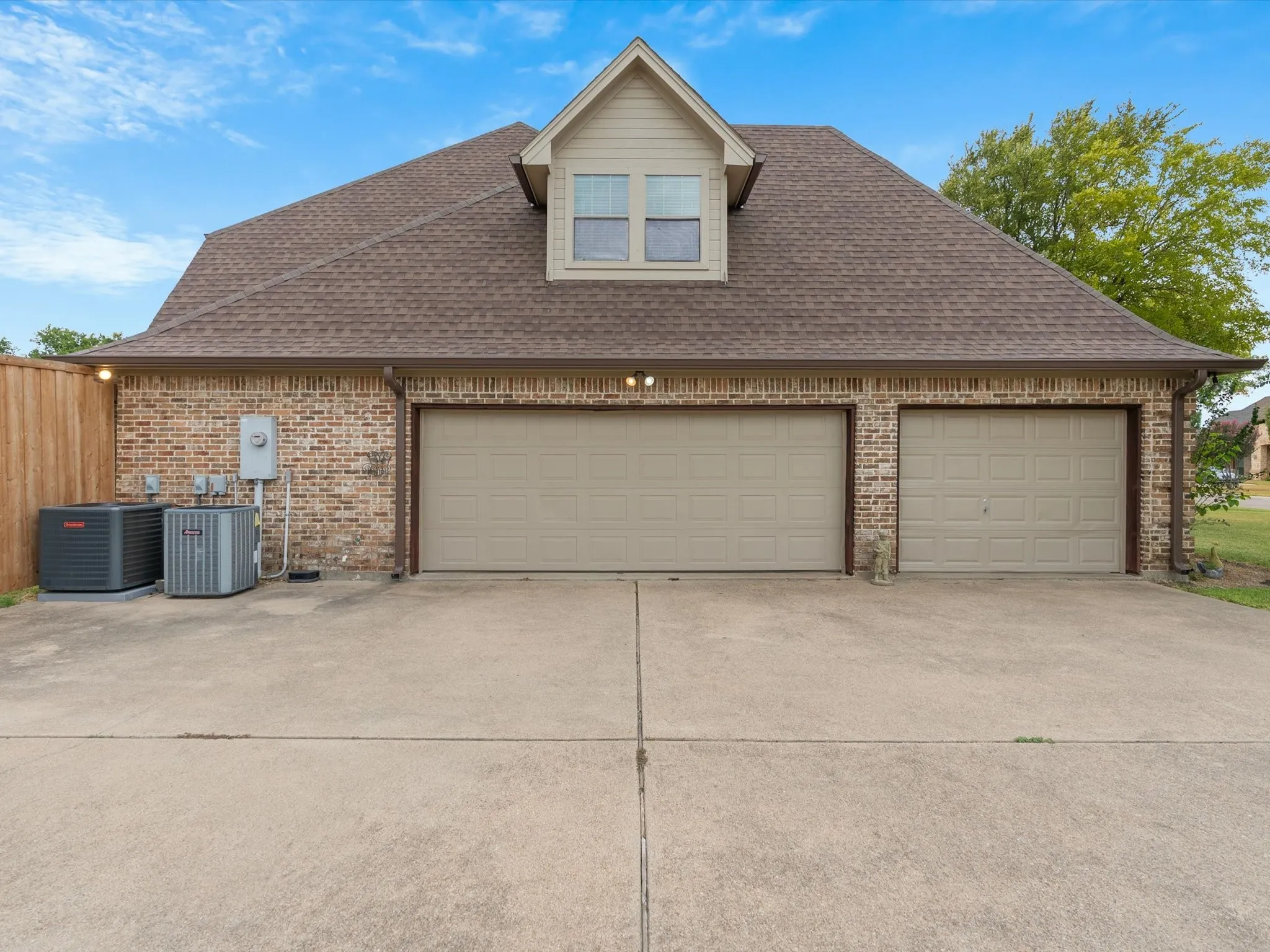 Single Family Residence For Sale in Ellis County , 8630 Glenloch Drive, Red Oak, Texas 75154, 4 Bedroom, 5 Bathroom, 3 Garage spaces, 3,734 Sqft, built in 2003, mls#21359860, Real Estate Agent in Red Oak, Homes For Sale in Ellis county, Homes For Sale in Red Oak, Realtor in Red Oak Texas, Real Estate Brokerage Independent Realty Texas, Luminita Cordes Realtor