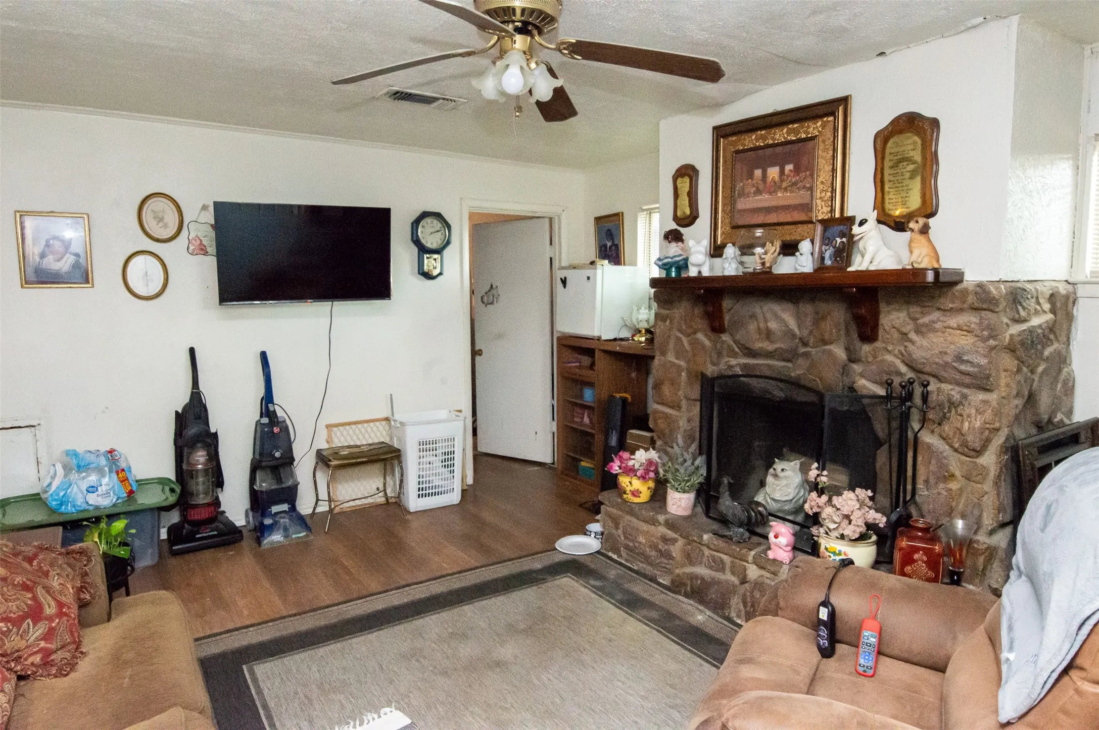 LARGE FAMILY ROOM W-FIREPLACE