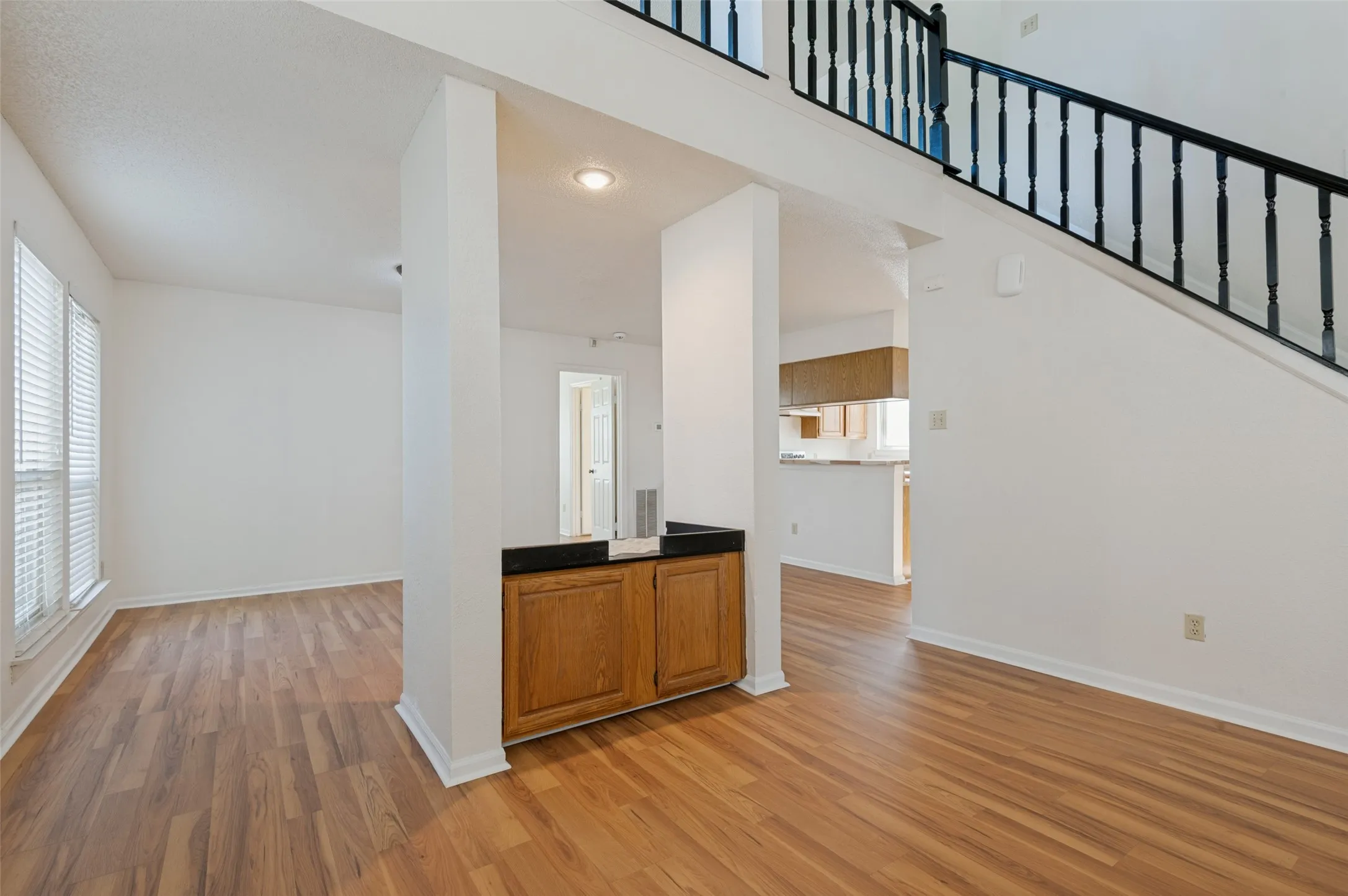 Single Family Residence For Sale in Tarrant County , 617 Valley Spring Drive, Arlington, Texas 76018, 3 Bedroom, 3 Bathroom, 2 Garage spaces, 2,002 Sqft, built in 1986, mls#21287443, Real Estate Agent in Arlington, Homes For Sale in Tarrant county, Homes For Sale in Arlington, Realtor in Arlington Texas, Real Estate Brokerage Independent Realty Texas, Luminita Cordes Realtor