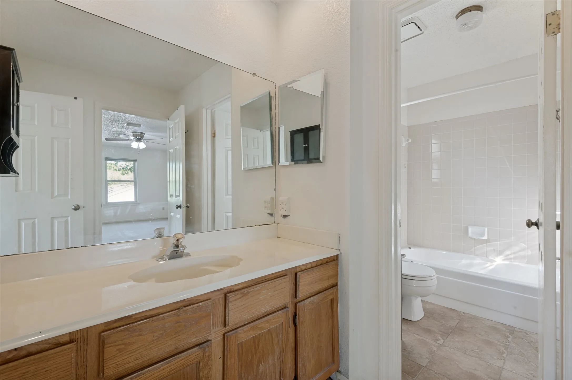 Single Family Residence For Sale in Tarrant County , 617 Valley Spring Drive, Arlington, Texas 76018, 3 Bedroom, 3 Bathroom, 2 Garage spaces, 2,002 Sqft, built in 1986, mls#21287443, Real Estate Agent in Arlington, Homes For Sale in Tarrant county, Homes For Sale in Arlington, Realtor in Arlington Texas, Real Estate Brokerage Independent Realty Texas, Luminita Cordes Realtor