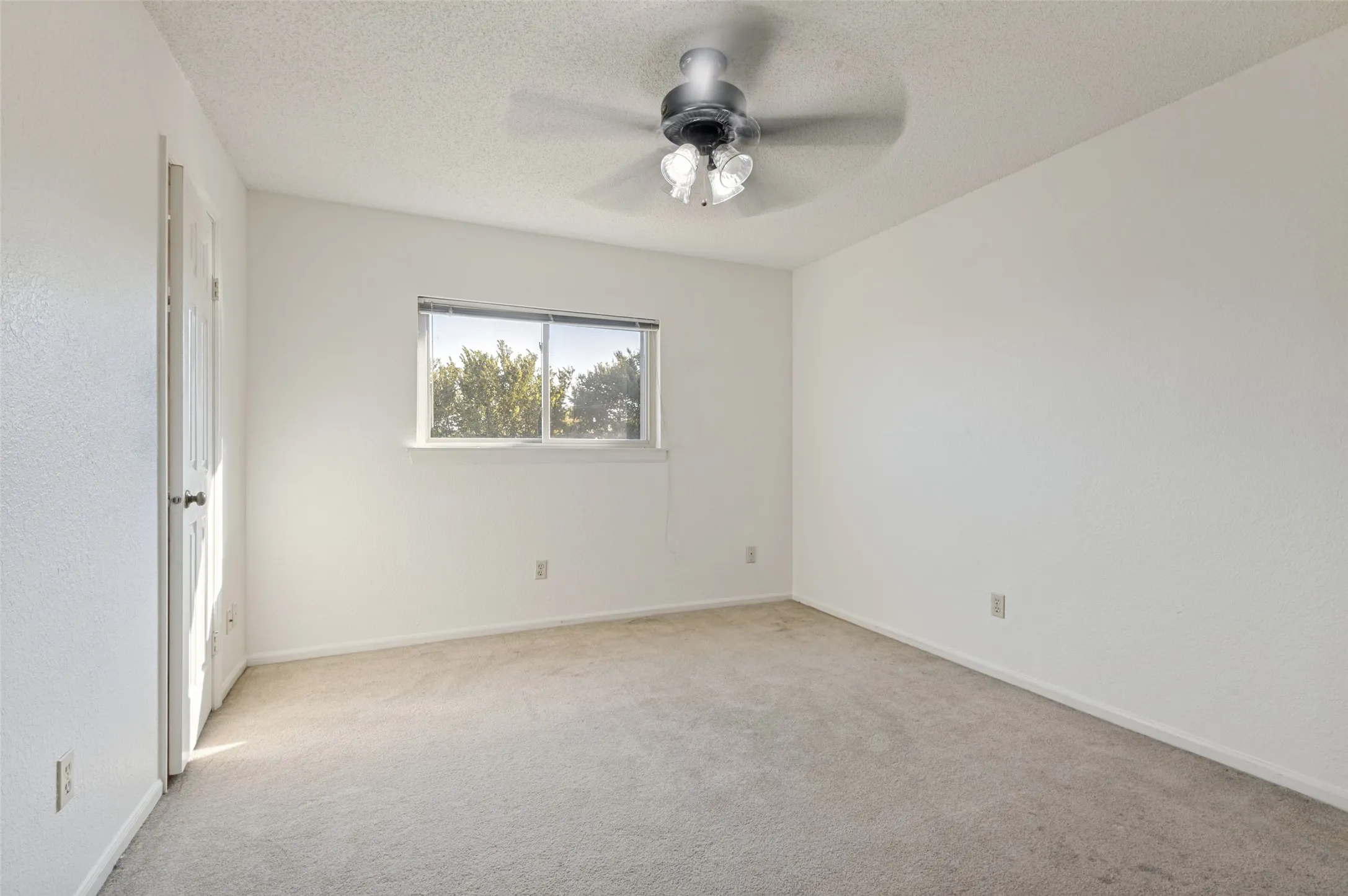 Single Family Residence For Sale in Tarrant County , 617 Valley Spring Drive, Arlington, Texas 76018, 3 Bedroom, 3 Bathroom, 2 Garage spaces, 2,002 Sqft, built in 1986, mls#21287443, Real Estate Agent in Arlington, Homes For Sale in Tarrant county, Homes For Sale in Arlington, Realtor in Arlington Texas, Real Estate Brokerage Independent Realty Texas, Luminita Cordes Realtor
