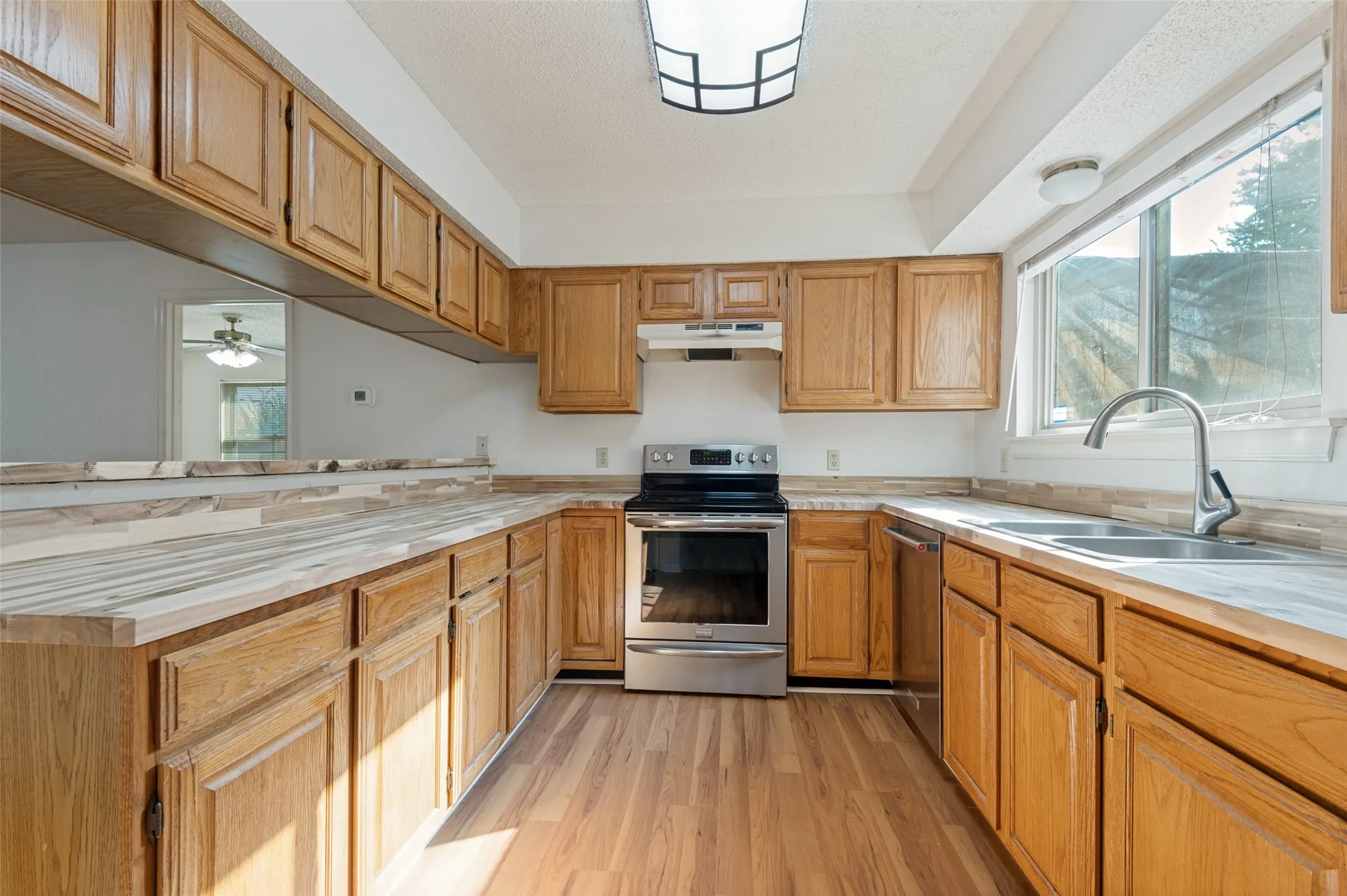 Single Family Residence For Sale in Tarrant County , 617 Valley Spring Drive, Arlington, Texas 76018, 3 Bedroom, 3 Bathroom, 2 Garage spaces, 2,002 Sqft, built in 1986, mls#21287443, Real Estate Agent in Arlington, Homes For Sale in Tarrant county, Homes For Sale in Arlington, Realtor in Arlington Texas, Real Estate Brokerage Independent Realty Texas, Luminita Cordes Realtor