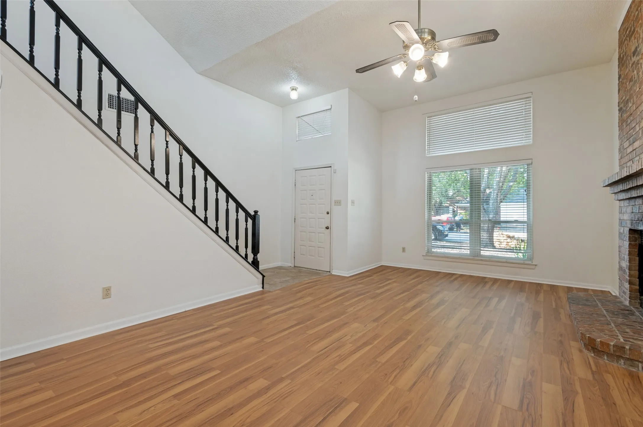 Single Family Residence For Sale in Tarrant County , 617 Valley Spring Drive, Arlington, Texas 76018, 3 Bedroom, 3 Bathroom, 2 Garage spaces, 2,002 Sqft, built in 1986, mls#21287443, Real Estate Agent in Arlington, Homes For Sale in Tarrant county, Homes For Sale in Arlington, Realtor in Arlington Texas, Real Estate Brokerage Independent Realty Texas, Luminita Cordes Realtor