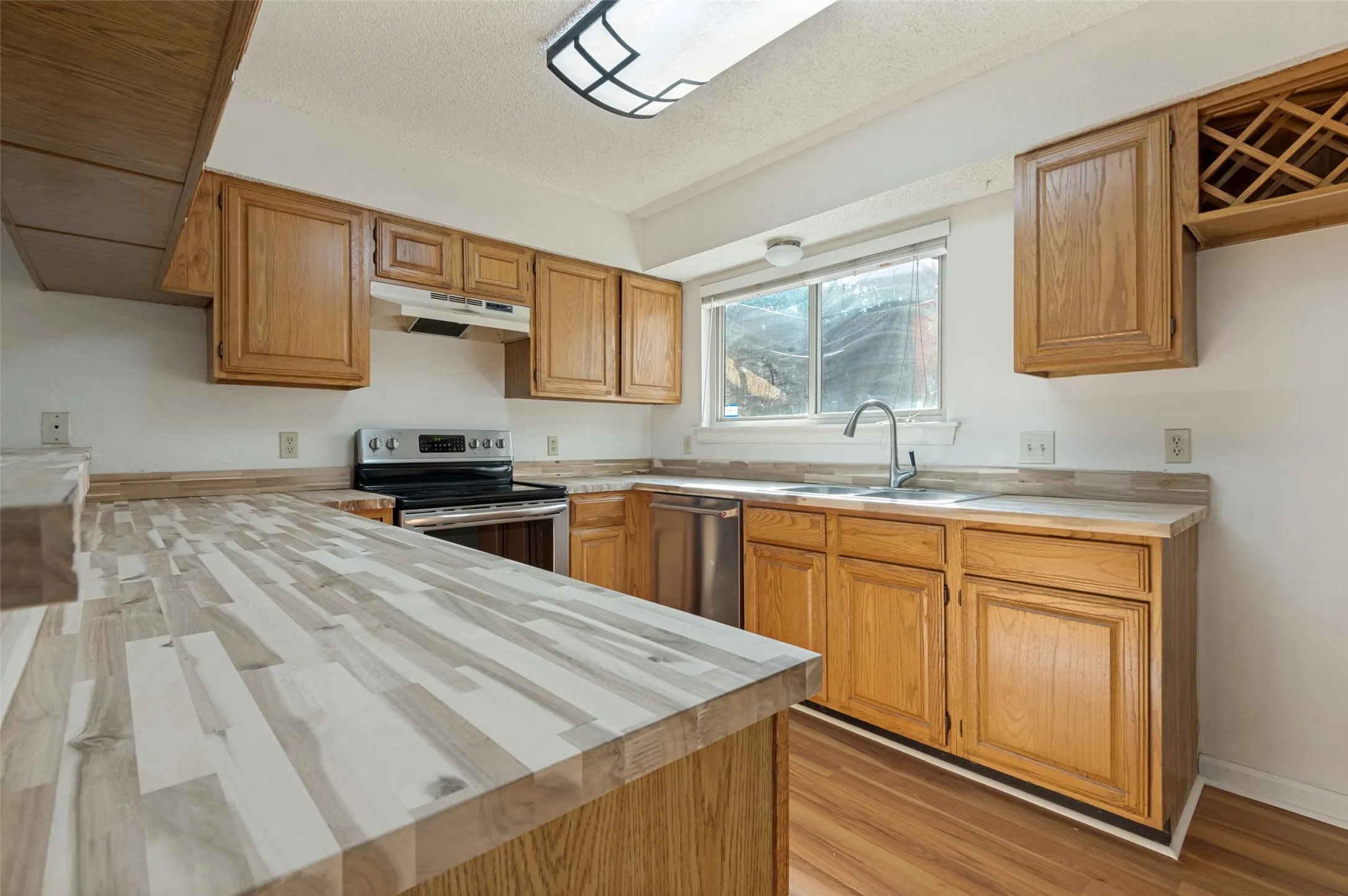 Single Family Residence For Sale in Tarrant County , 617 Valley Spring Drive, Arlington, Texas 76018, 3 Bedroom, 3 Bathroom, 2 Garage spaces, 2,002 Sqft, built in 1986, mls#21287443, Real Estate Agent in Arlington, Homes For Sale in Tarrant county, Homes For Sale in Arlington, Realtor in Arlington Texas, Real Estate Brokerage Independent Realty Texas, Luminita Cordes Realtor