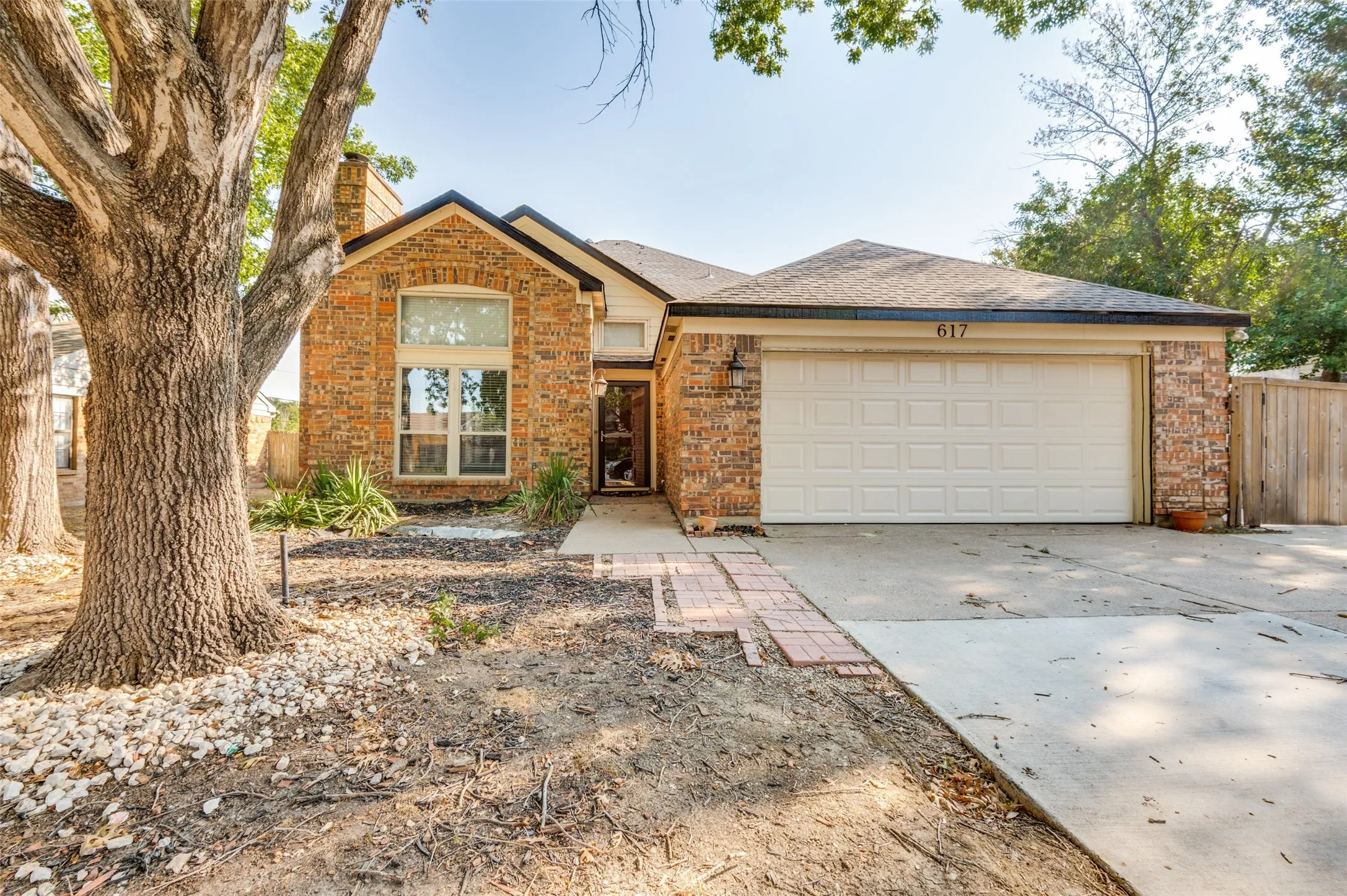 Single Family Residence For Sale in Tarrant County , 617 Valley Spring Drive, Arlington, Texas 76018, 3 Bedroom, 3 Bathroom, 2 Garage spaces, 2,002 Sqft, built in 1986, mls#21287443, Real Estate Agent in Arlington, Homes For Sale in Tarrant county, Homes For Sale in Arlington, Realtor in Arlington Texas, Real Estate Brokerage Independent Realty Texas, Luminita Cordes Realtor