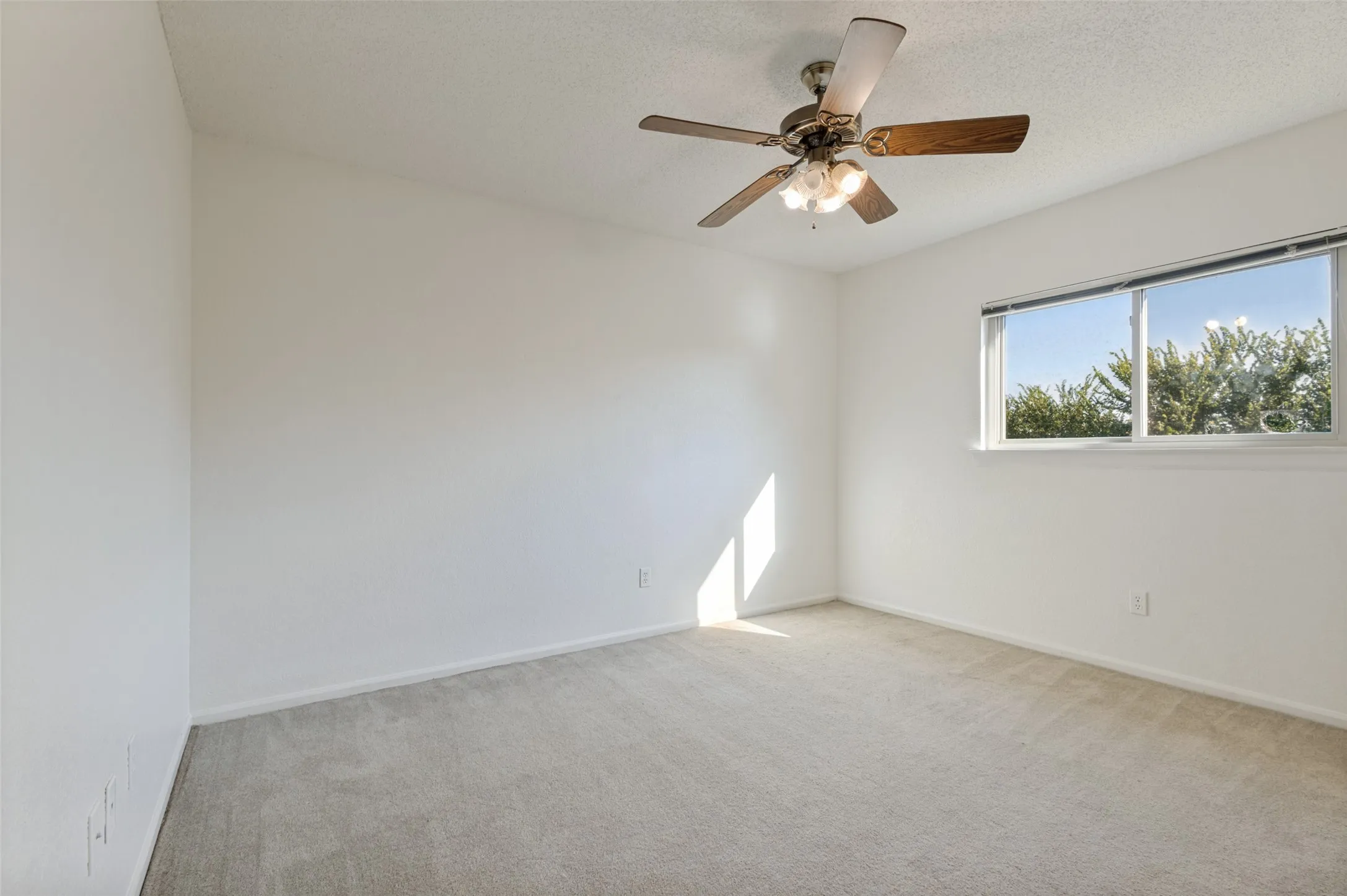 Single Family Residence For Sale in Tarrant County , 617 Valley Spring Drive, Arlington, Texas 76018, 3 Bedroom, 3 Bathroom, 2 Garage spaces, 2,002 Sqft, built in 1986, mls#21287443, Real Estate Agent in Arlington, Homes For Sale in Tarrant county, Homes For Sale in Arlington, Realtor in Arlington Texas, Real Estate Brokerage Independent Realty Texas, Luminita Cordes Realtor