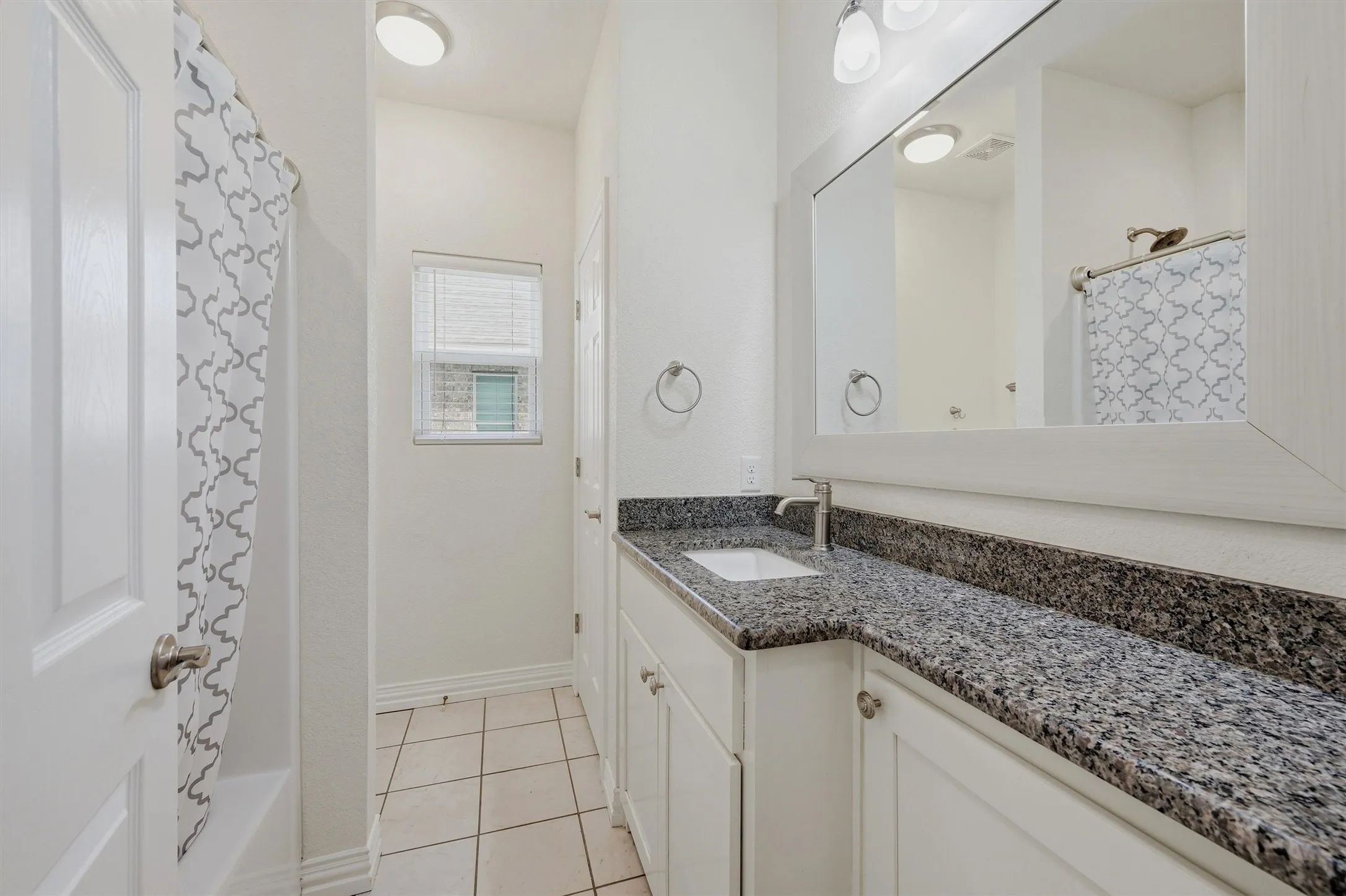 Single Family Residence For Sale in Grayson County , 230 Bent Oak Drive, Pottsboro, Texas 75076, 3 Bedroom, 2 Bathroom, 2 Garage spaces, 2,134 Sqft, built in 2018, mls#21375937, Real Estate Agent in Pottsboro, Homes For Sale in Grayson county, Homes For Sale in Pottsboro, Realtor in Pottsboro Texas, Real Estate Brokerage Independent Realty Texas, Luminita Cordes Realtor