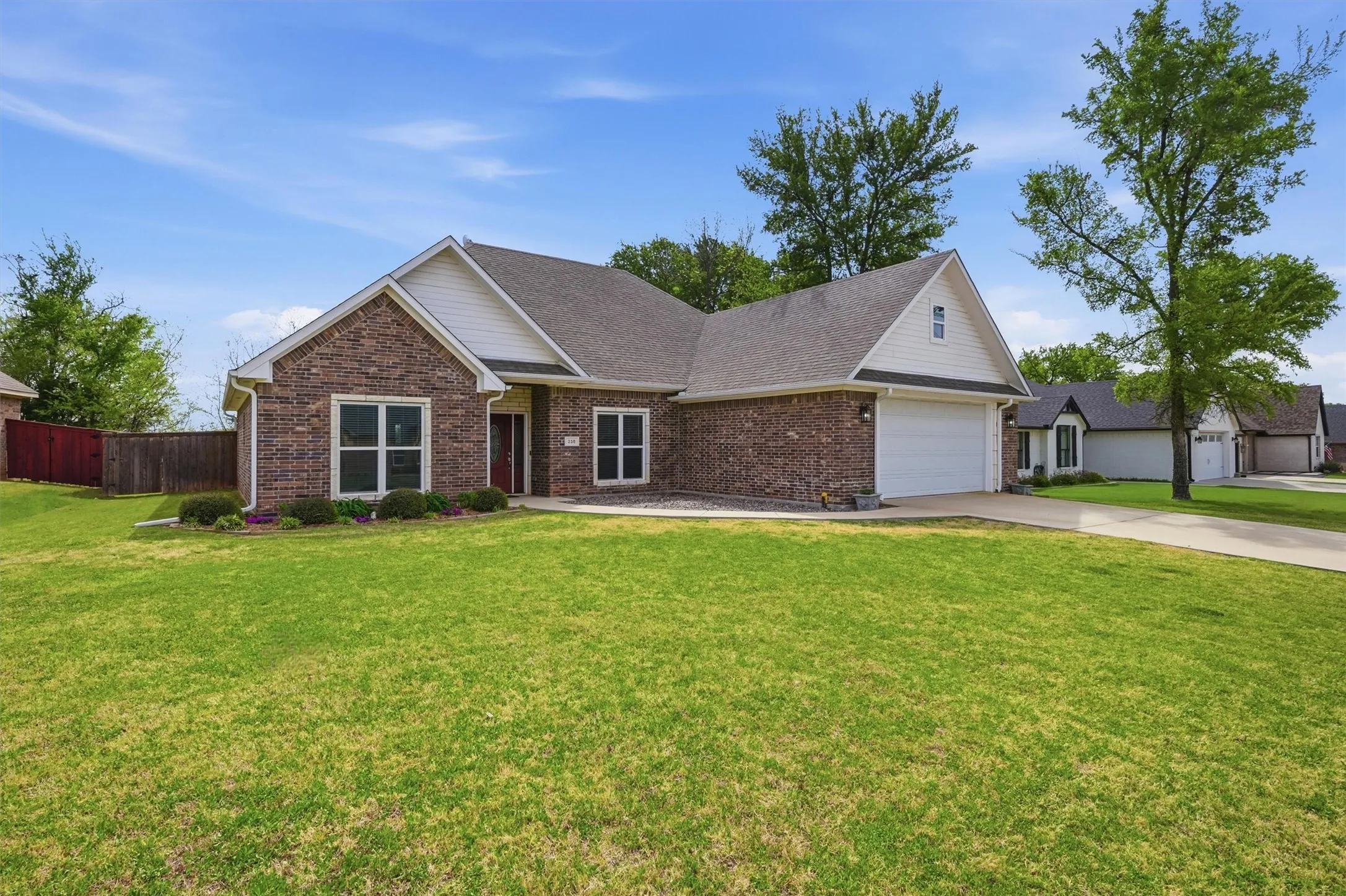 Single Family Residence For Sale in Grayson County , 230 Bent Oak Drive, Pottsboro, Texas 75076, 3 Bedroom, 2 Bathroom, 2 Garage spaces, 2,134 Sqft, built in 2018, mls#21375937, Real Estate Agent in Pottsboro, Homes For Sale in Grayson county, Homes For Sale in Pottsboro, Realtor in Pottsboro Texas, Real Estate Brokerage Independent Realty Texas, Luminita Cordes Realtor