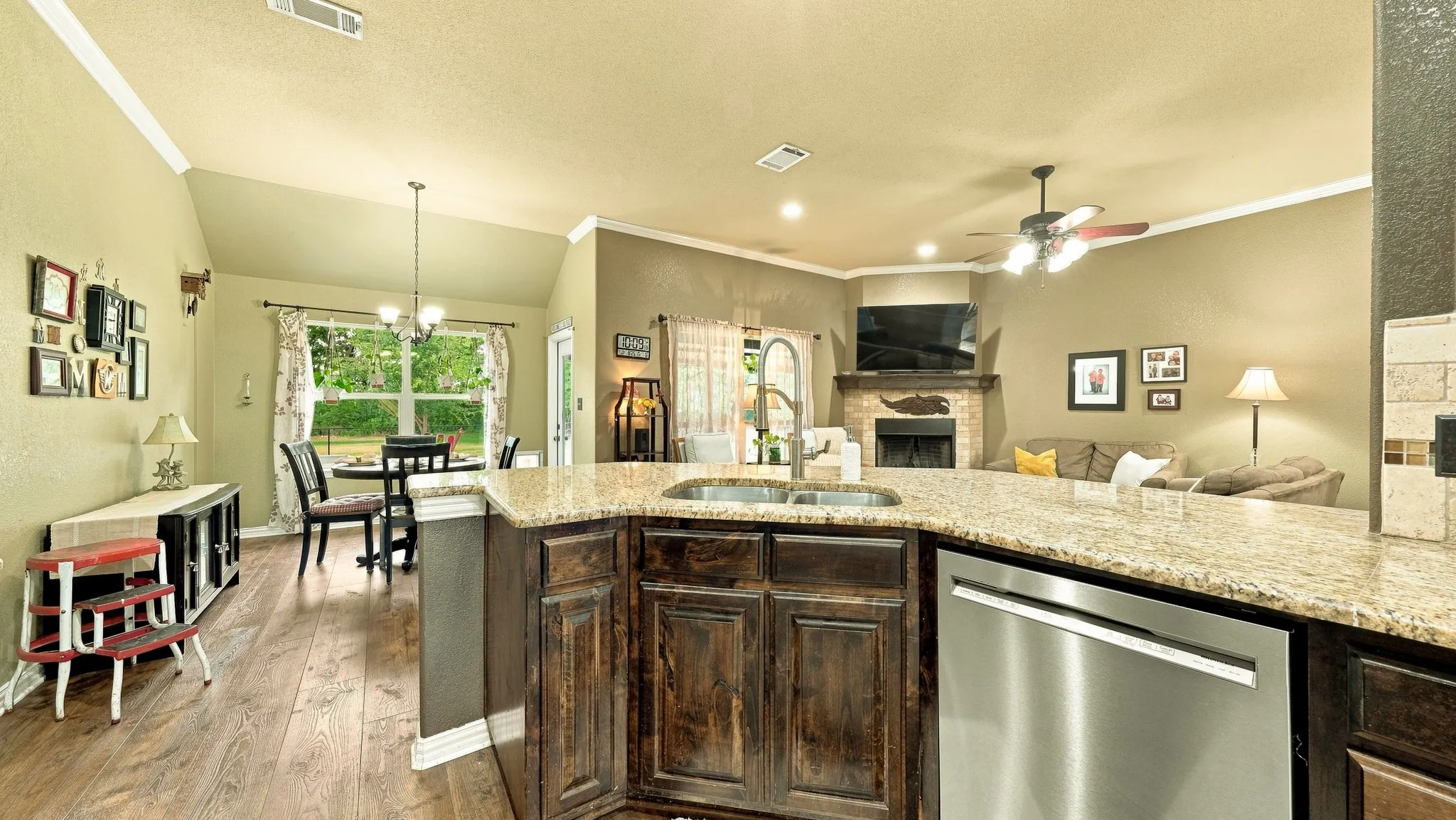Single Family Residence For Sale in Parker County , 197 Savannah Drive, Weatherford, Texas 76087, 4 Bedroom, 2 Bathroom, 2 Garage spaces, 2,204 Sqft, built in 2009, mls#21368142, Real Estate Agent in Weatherford, Homes For Sale in Parker county, Homes For Sale in Weatherford, Realtor in Weatherford Texas, Real Estate Brokerage Independent Realty Texas, Luminita Cordes Realtor