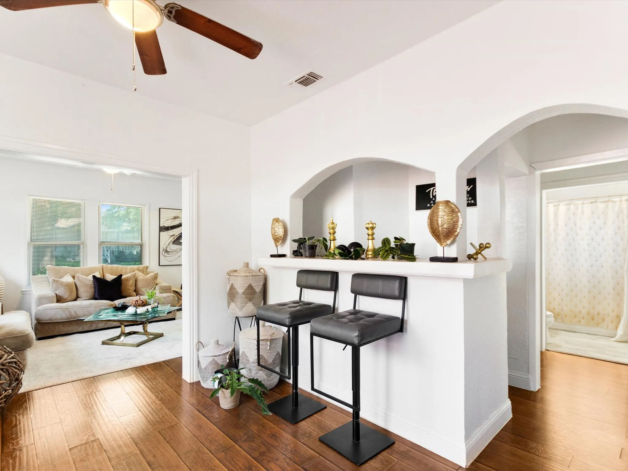 Single Family Residence For Sale in Tarrant County , 3024 Purington Avenue, Fort Worth, Texas 76103, 4 Bedroom, 2 Bathroom, 2 Garage spaces, 1,408 Sqft, built in 1927, mls#21362353, Real Estate Agent in Fort Worth, Homes For Sale in Tarrant county, Homes For Sale in Fort Worth, Realtor in Fort Worth Texas, Real Estate Brokerage Independent Realty Texas, Luminita Cordes Realtor